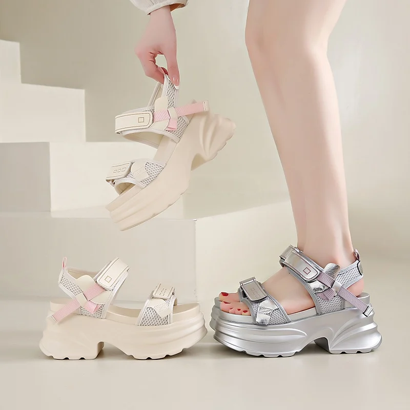 Strandsandale für Damen, Luxus-Clogs mit Absatz, Muffins-Schuh, 2024, Sommer-Damenschuh, dick, flach, für Mädchen, geringer Komfort, neue beige Mode