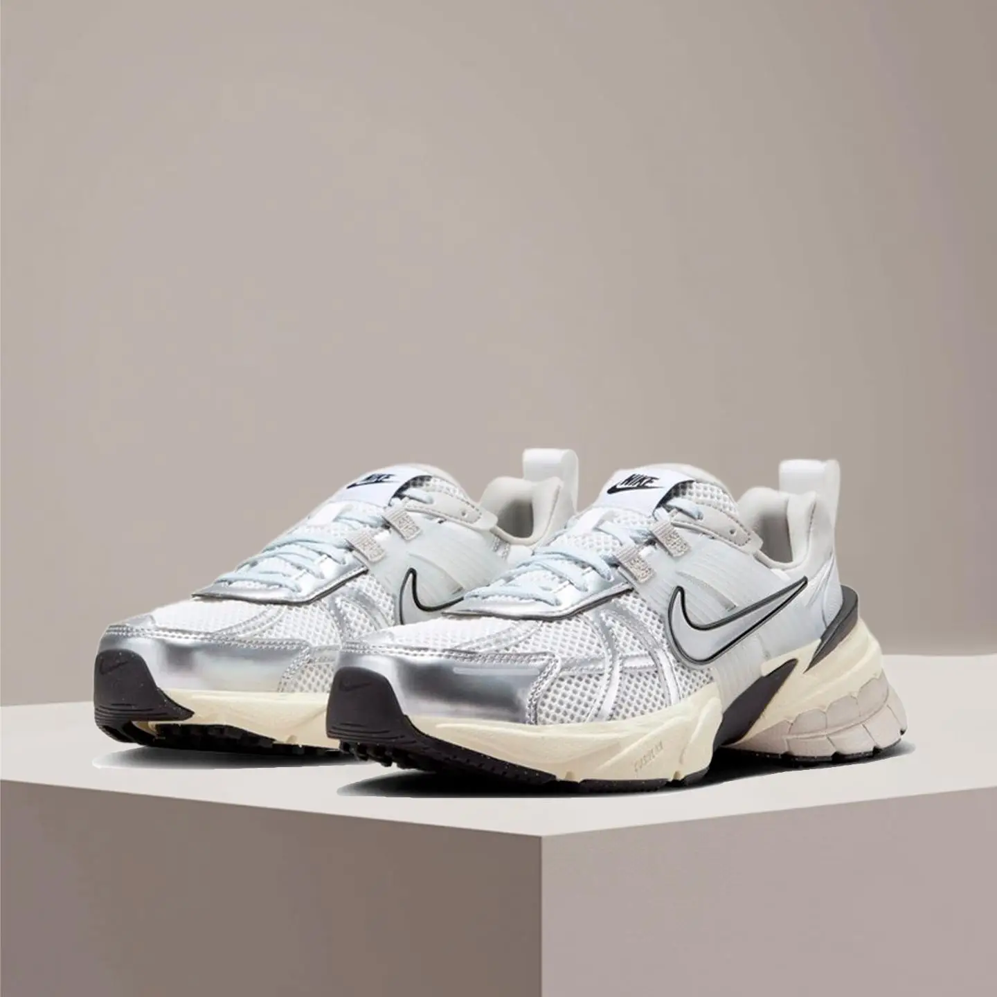 Nike V2K Run Retro-Laufschuhe. Bequeme Dämpfung und langlebige Konstruktion. Unisex-Alltags-Casual-Stil. FD0736-100 Image