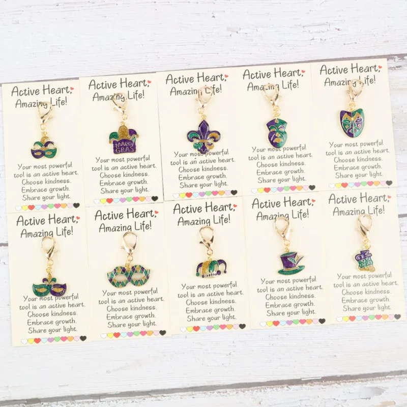 10-teiliges interessantes Schlüsselanhänger-Set aus der Carnival-Serie. Ermutigungskarten für ein lebhaftes und spannendes Leben. Aktive Geschenkideen zum Geburtstag. Image