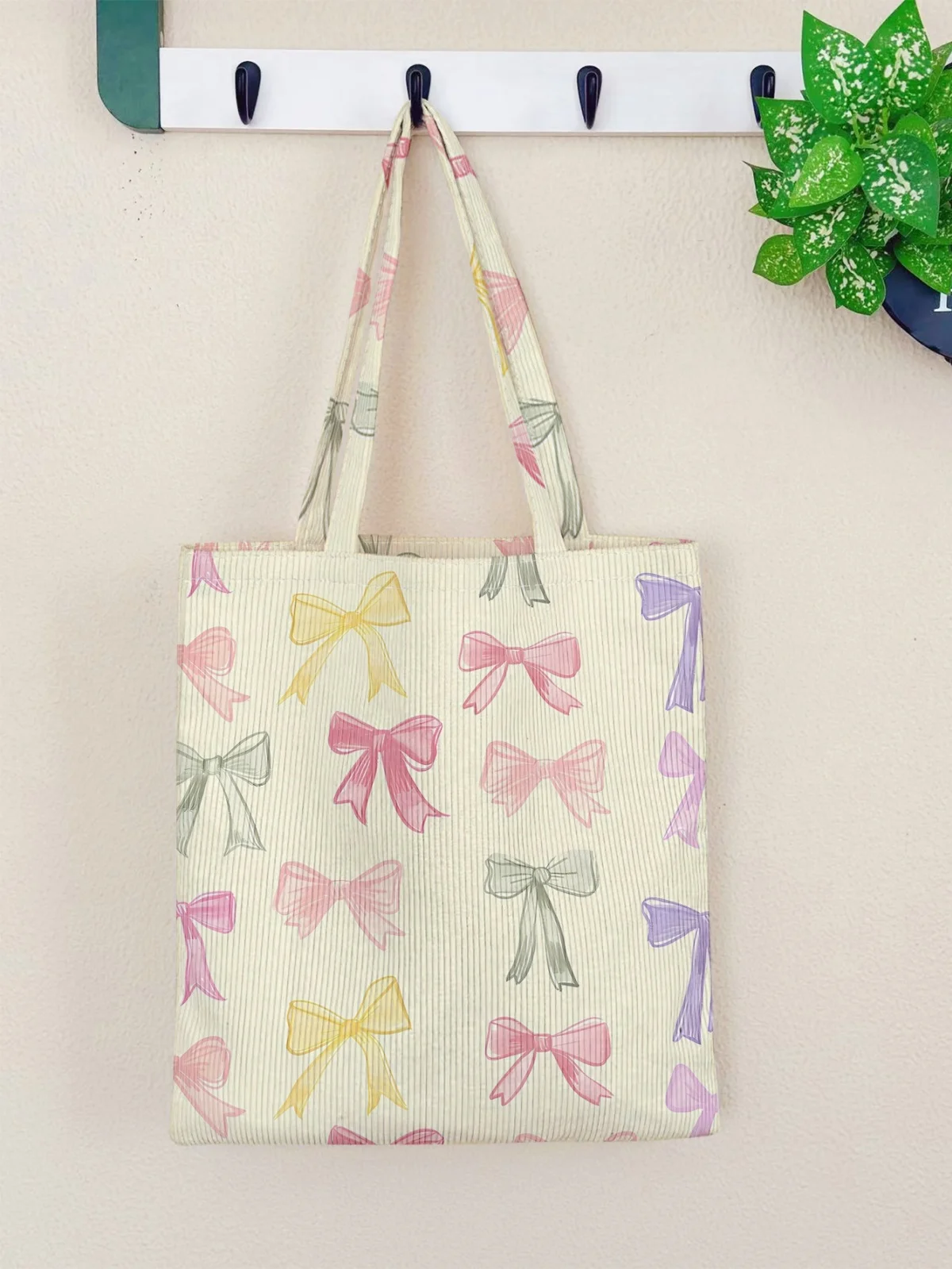 Cord-Tragetasche mit buntem Schleifenmuster, geeignet für den täglichen Weg zur Arbeit und zum Einkaufen, praktisch zum Transporten von wichtigen Utensilien.