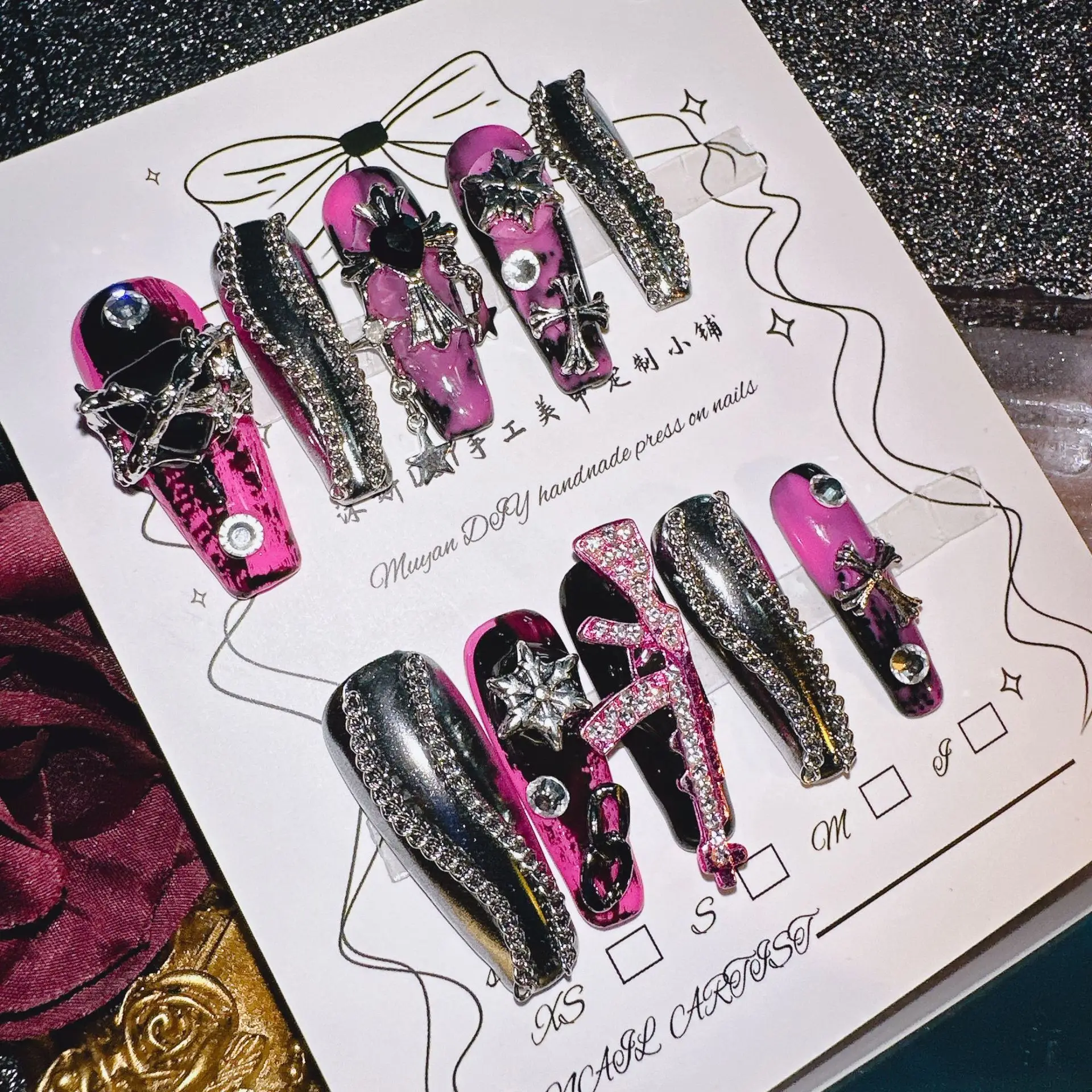 Gothic Punk – Style Handmade Press – On Nails, rosa-silbernes Design mit Kreuz- und Kettendekor, verschiedene Größen Image