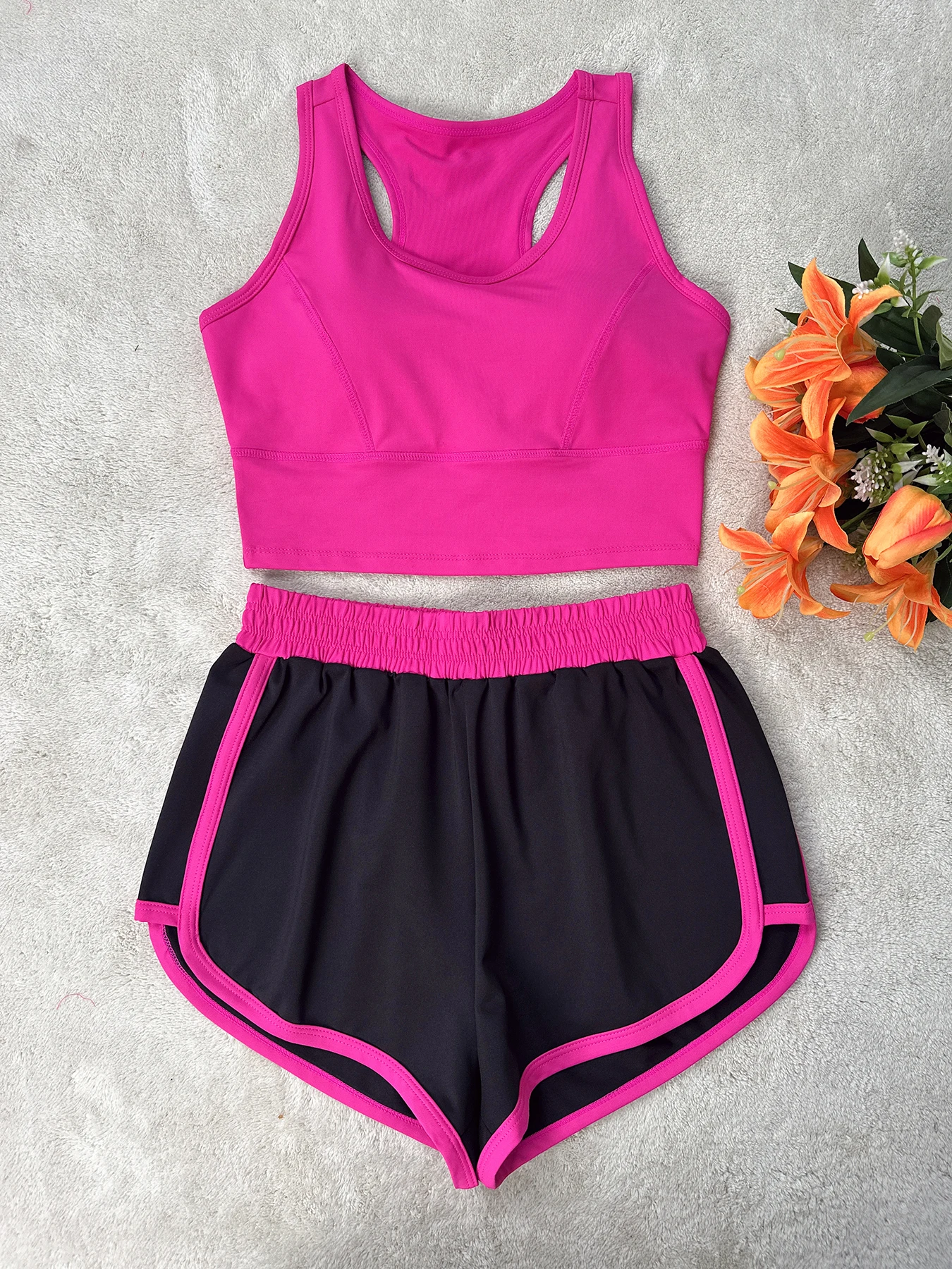 Ensemble 2 pièces avec couleurs contrastées, sport décontracté à la mode avec coussinets de poitrine, adapté au fitness, aux sports de plein air, au yoga, vêtements d'été pour femmes de course cool