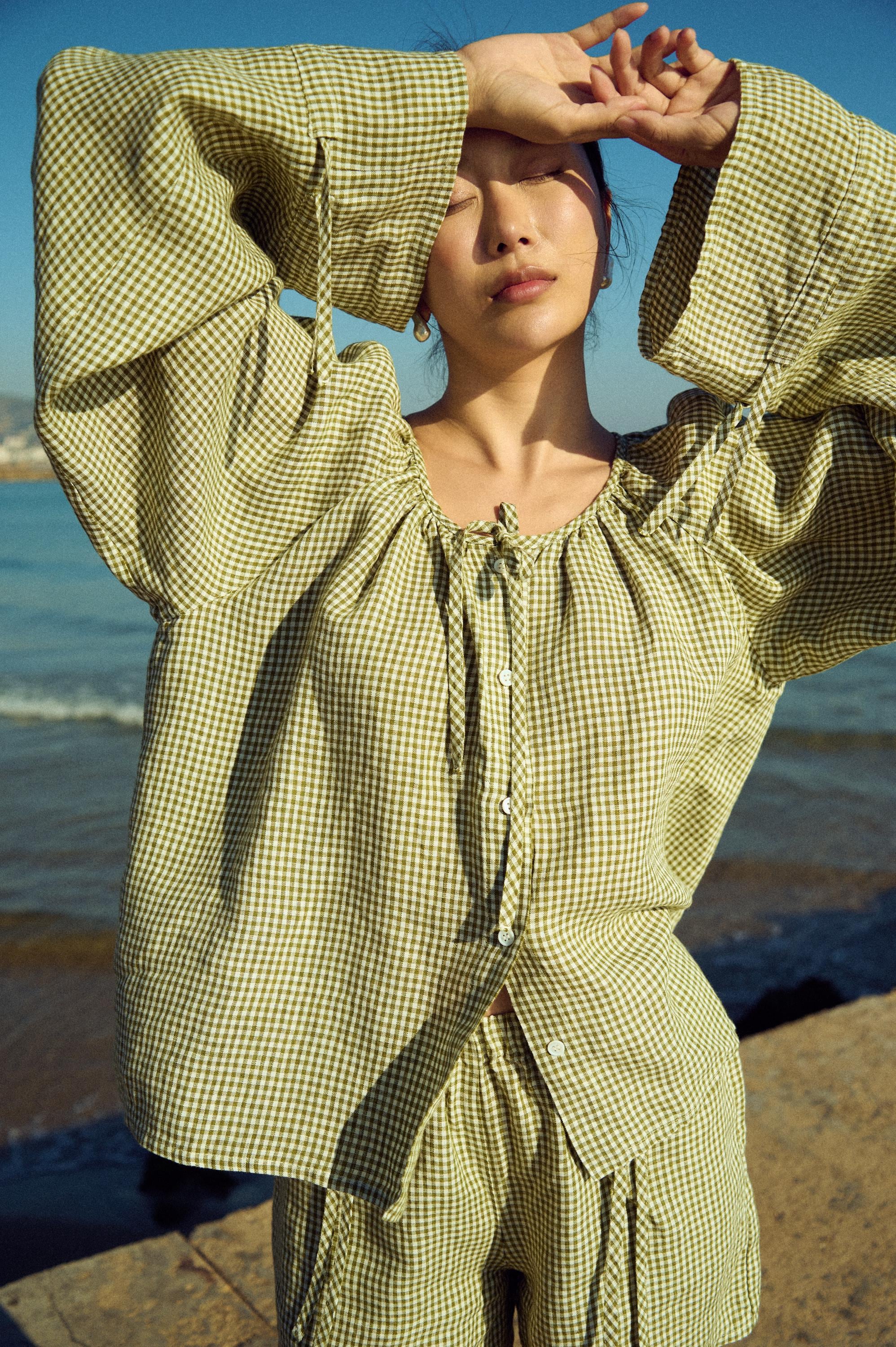 Top a quadretti verdi Mila Moss - Camicetta oversize con bottoni - Camicetta in lino - Top con bottoni - Top in lino - Polsini con volant - Top estivo