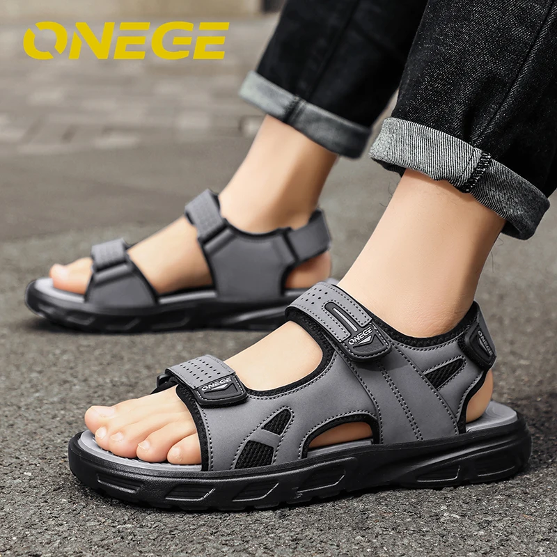 Un paio di sandali sportivi semplici, leggeri, nuovi, stile estivo, scarpe da guida antiscivolo per uomo, scarpe da spiaggia, resistenti all'usura, taglia grande, scarpe con velcro