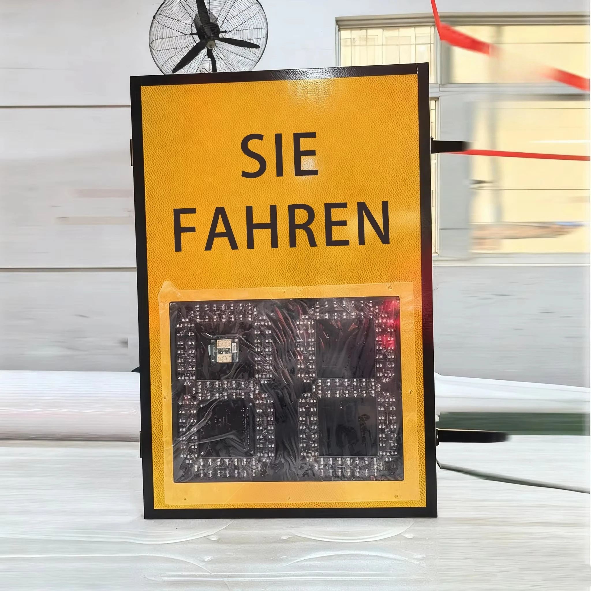 CE-Zertifizierung Mehrsprachiges LED-Display Radar Geschwindigkeitsbegrenzung Schild Geschwindigkeitsanzeige Radar Verkehrsschild Verlangsamen Geschwindigkeitsschild Image