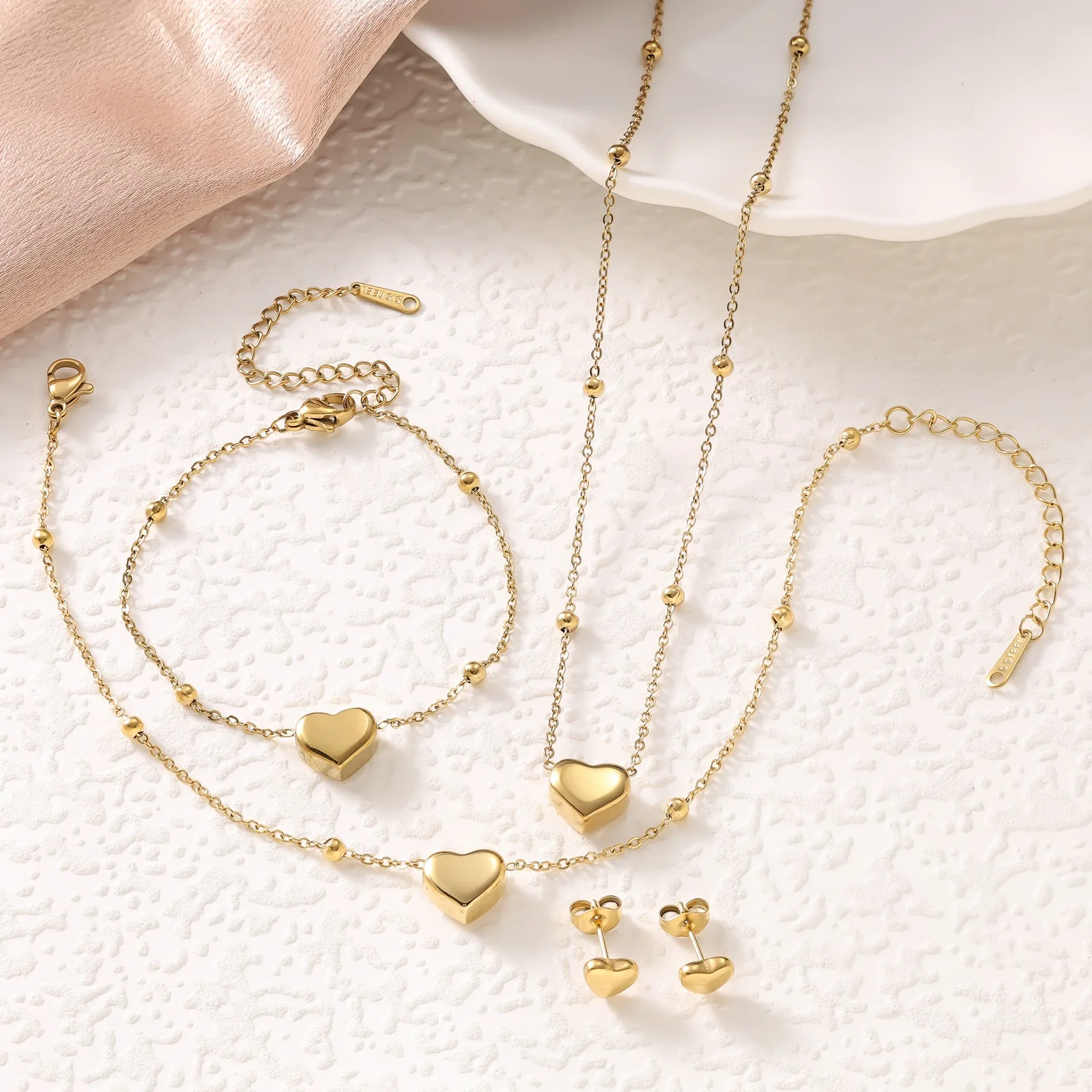 Set di Gioielli a Cuore in Acciaio Inossidabile 4 Pezzi Placcato Oro 18k: Collana con Ciondolo a Cuore Bracciale Cavigliera e Orecchini a Perno - Vendita all'Ingrosso