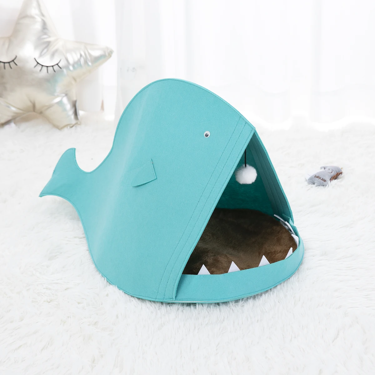 Letto per animali domestici in feltro di squalo nuovo stile per gatti e cani letto letto letto per gatti fornisce un triangolo creativo letto profondo