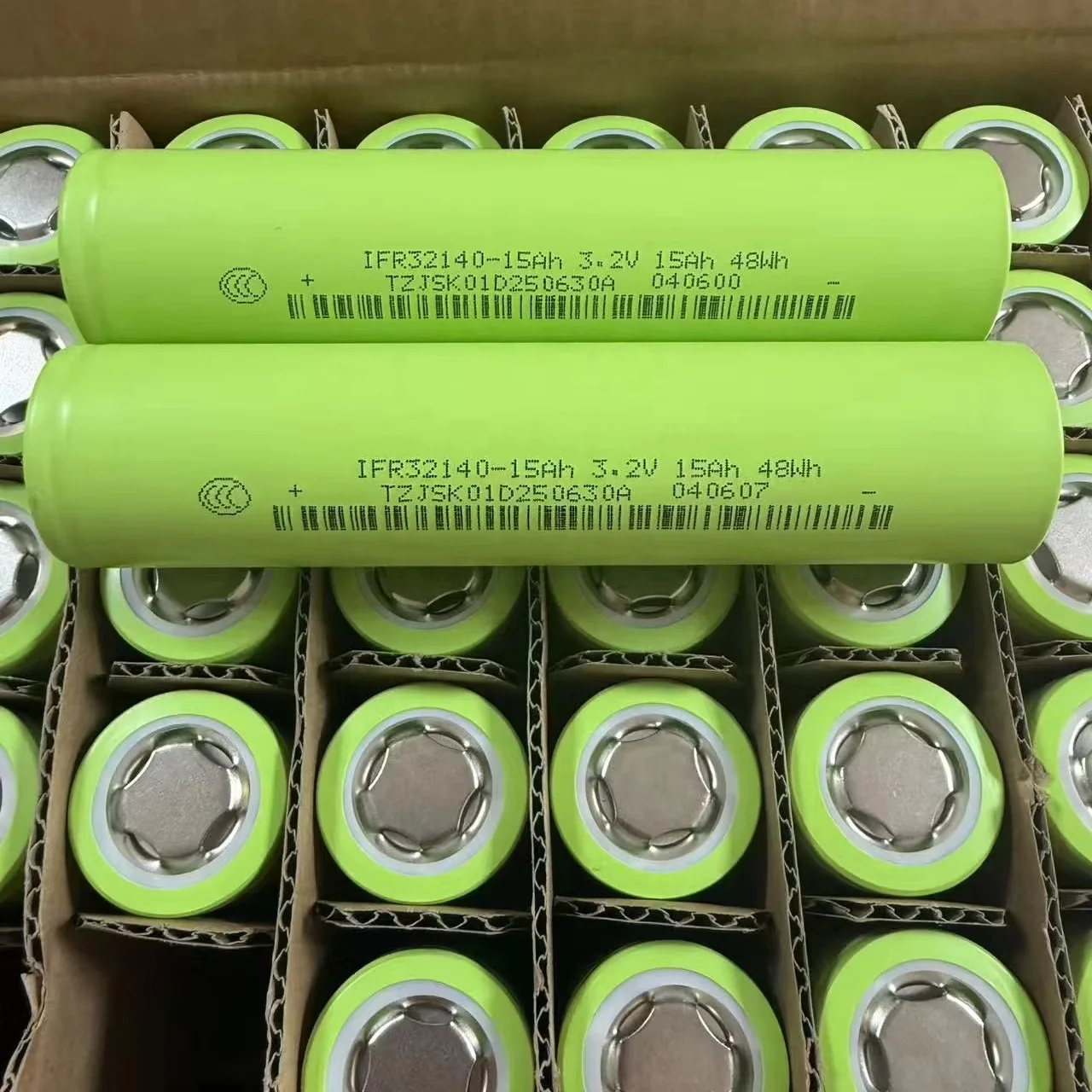 Commercio all'ingrosso della fabbrica 32140 Spot Class 3.2V 15Ah cilindrico ferrosa fosfato di litio 15000 MAh cilindrico batterie agli ioni di litio