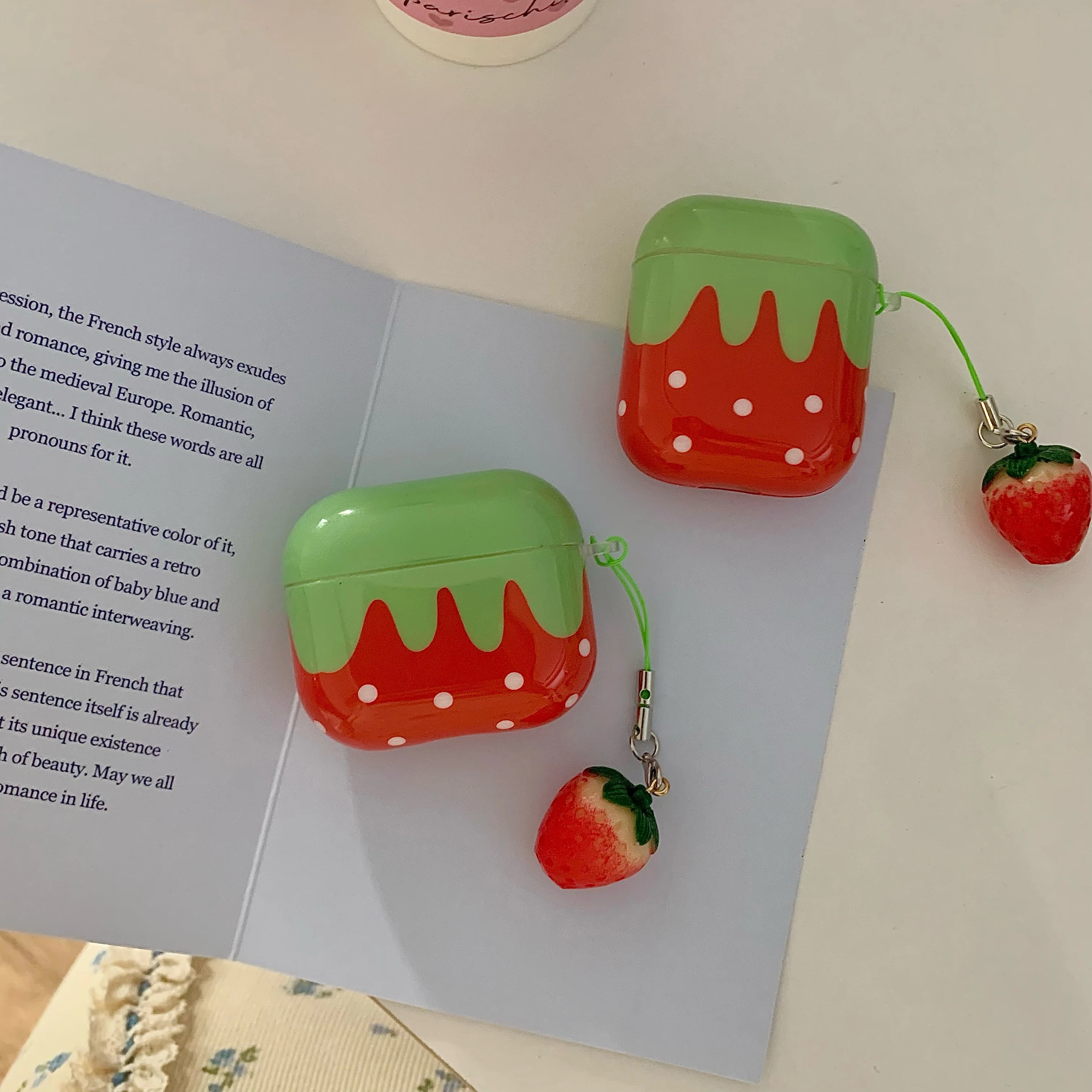 Niedliche, schöne, weiße, gepunktete, rote Erdbeere, glänzende Kopfhörer-Schutzhülle für AirPods 1, 2, 3, 4, Pro 2, Pro 3, mit Charm-Anhänger Image