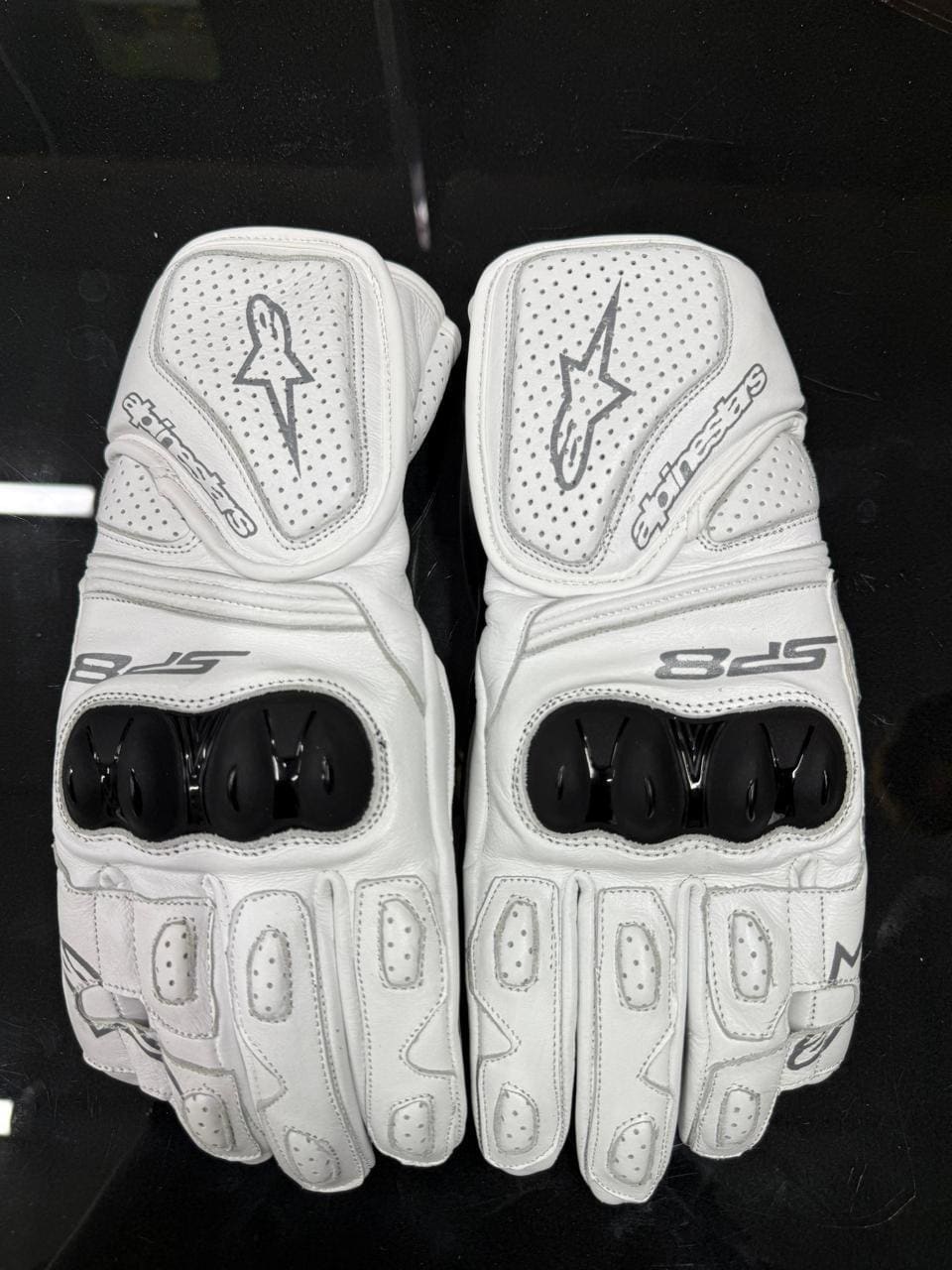 Guanti da moto Alpinestars SP-8 in pelle bianca, guanti protettivi da corsa e da strada.