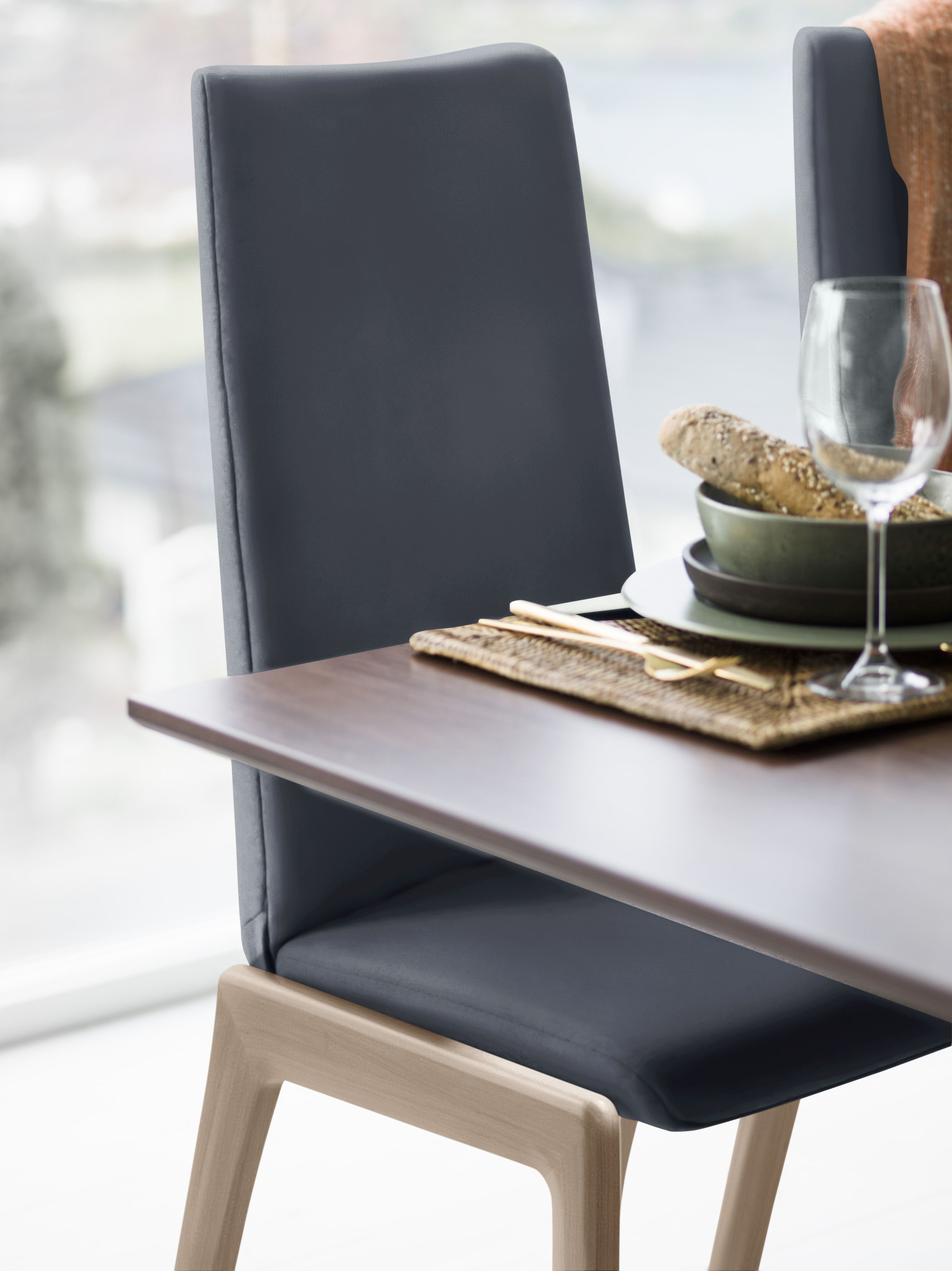 Polsterstuhl STRESSLESS "Laurel", blau (oxford blau paloma, eiche natur), B:57cm H:105cm T:60cm, Leder PALOMA: PALOMA ist ein durchgefärbtes Semianilin-Möbelleder mit natürlicher Narbung., Stühle, Polsterstuhl, High Back, Größe L, mit abgerundeten... Image