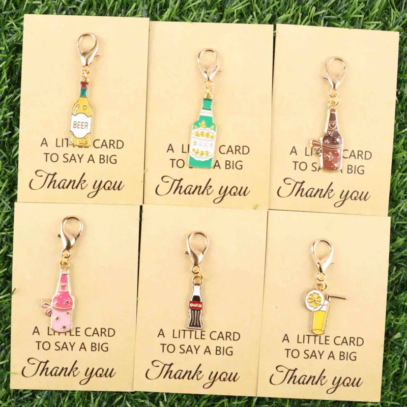6-teiliges interessantes Set mit Weinflaschen- und Weinglas-Schlüsselanhängern. Eine Karte mit Dankesbotschaft. Zur Dekoration von Kleidung, Taschen und Schlüsselanhängern. Geeignet zum Verschenken. Image