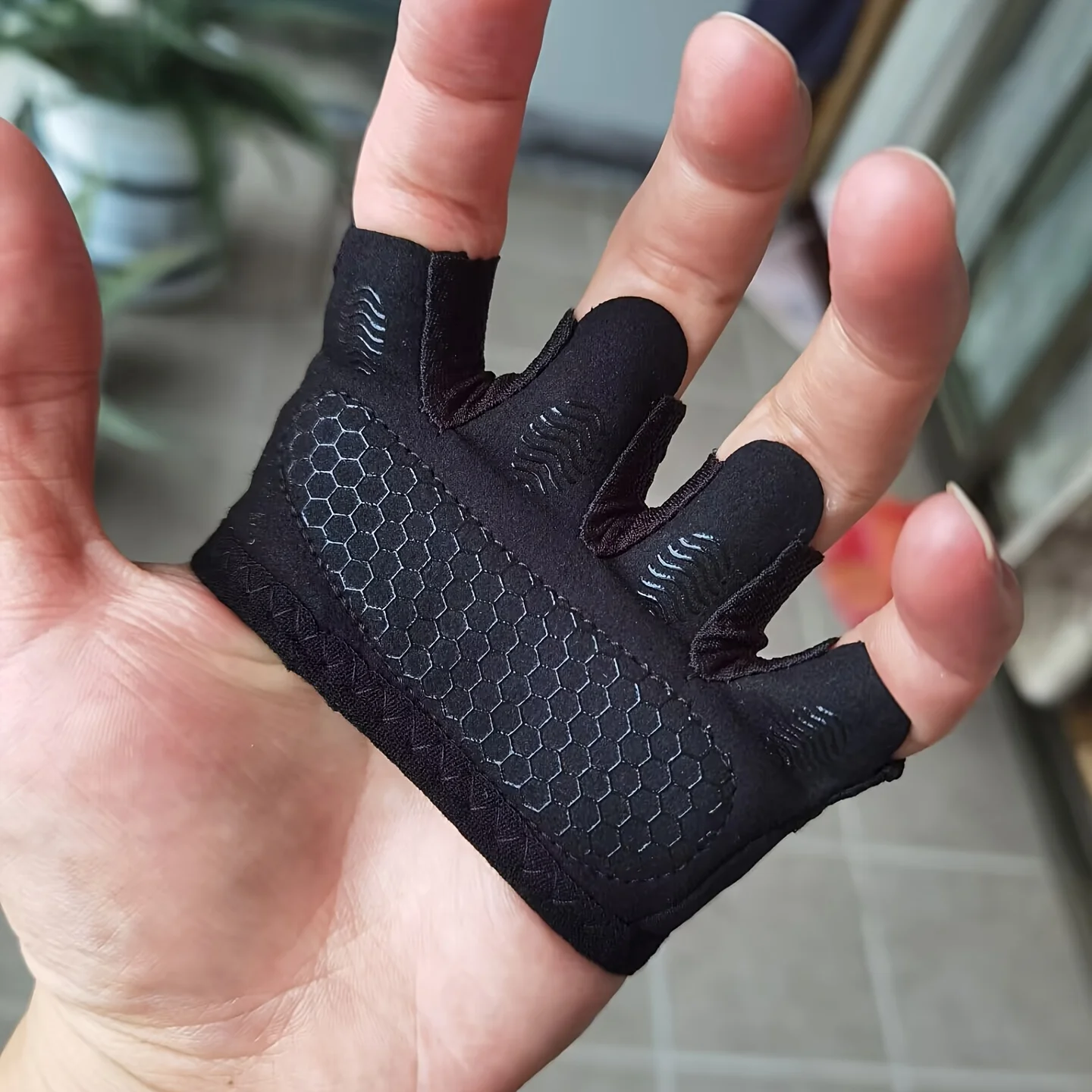 Leichte Unisex-Fitnesshandschuhe mit 4 Fingern, rutschfester, gegen Schwielen wirkender Handflächenschutz für Indoor-Fitness und Outdoor-Sporttraining