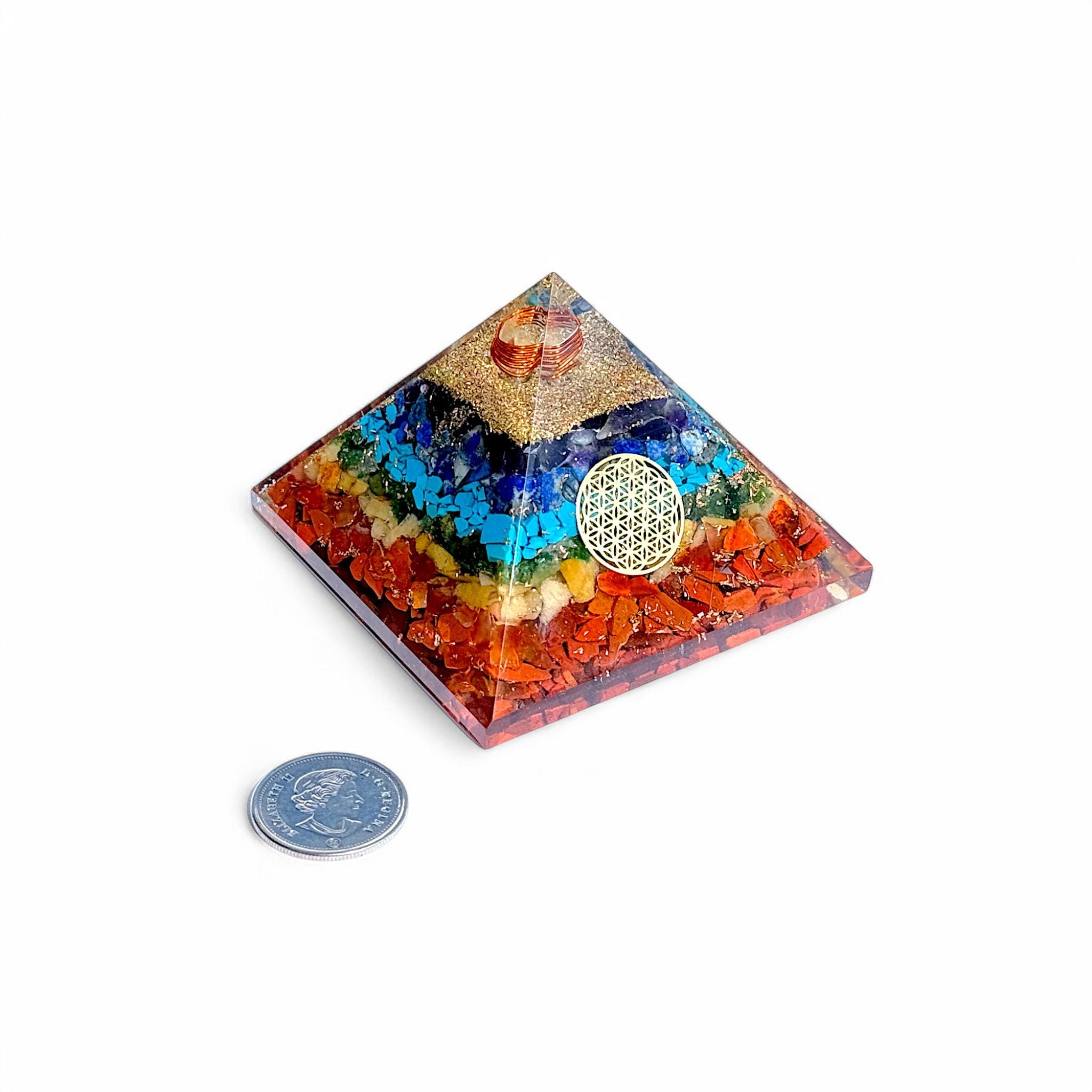 Piramide di Orgone fatta a mano con sette chakra / Piramide energetica di Orgonite con 7 chakra / Protezione EMF e guarigione dei chakra / Generatore