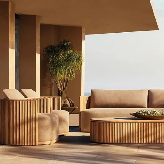 Moderne, schlichte Gartenmöbel aus Teakholz für den Außenbereich, wasserdicht, sonnengeschützt, korrosionsbeständig und langlebig.