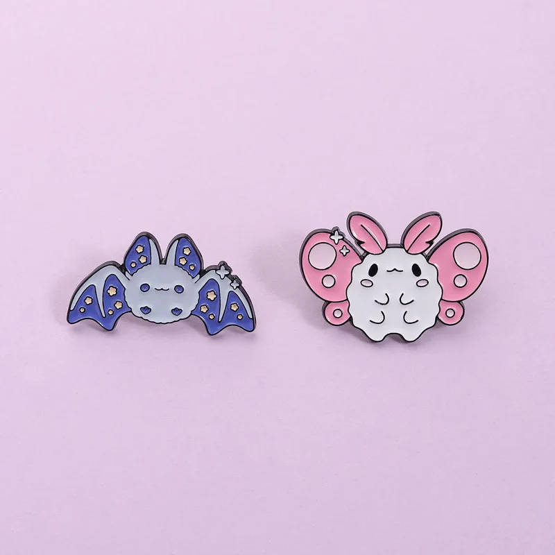 Cartoon-Motten-Emaille-Pins, Cartoon-Blau-Fledermaus-Metall-Accessoire-Abzeichen, Brosche, Jacken-Reversnadel, Schmuckgeschenk für Freunde Image