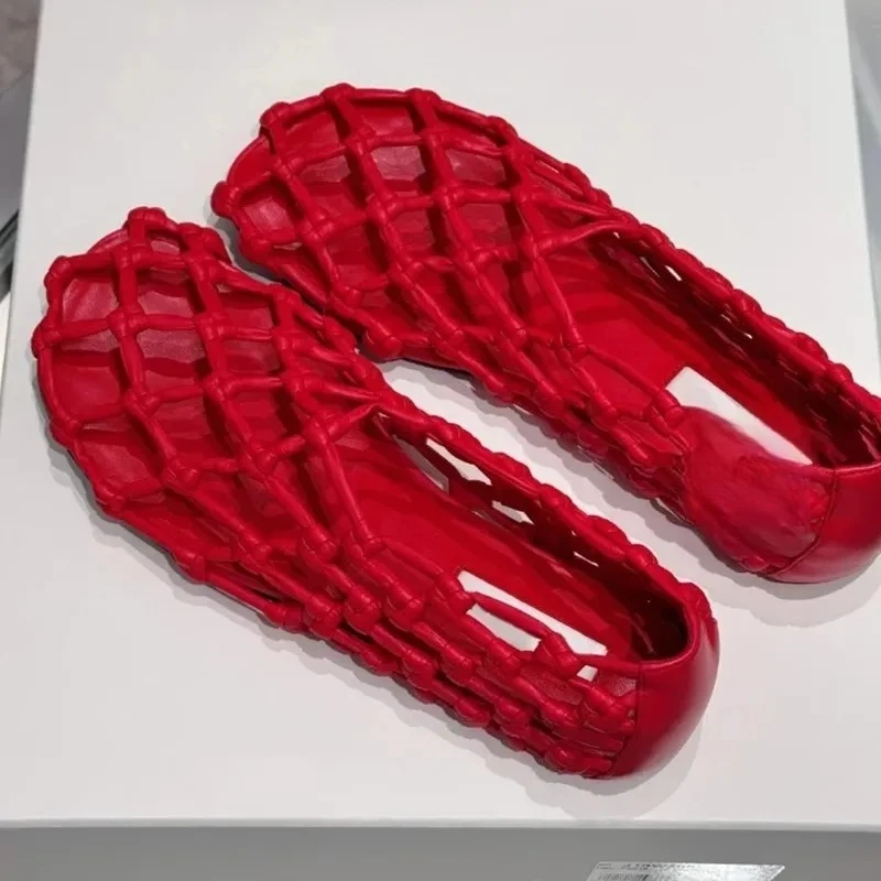 Französische gewebte Mesh-Sandalen aushöhlen für Damen, flache runde Zehen, modische Schweinekäfig-Schuhe, Sommer, neue rote Schuhe im römischen Stil