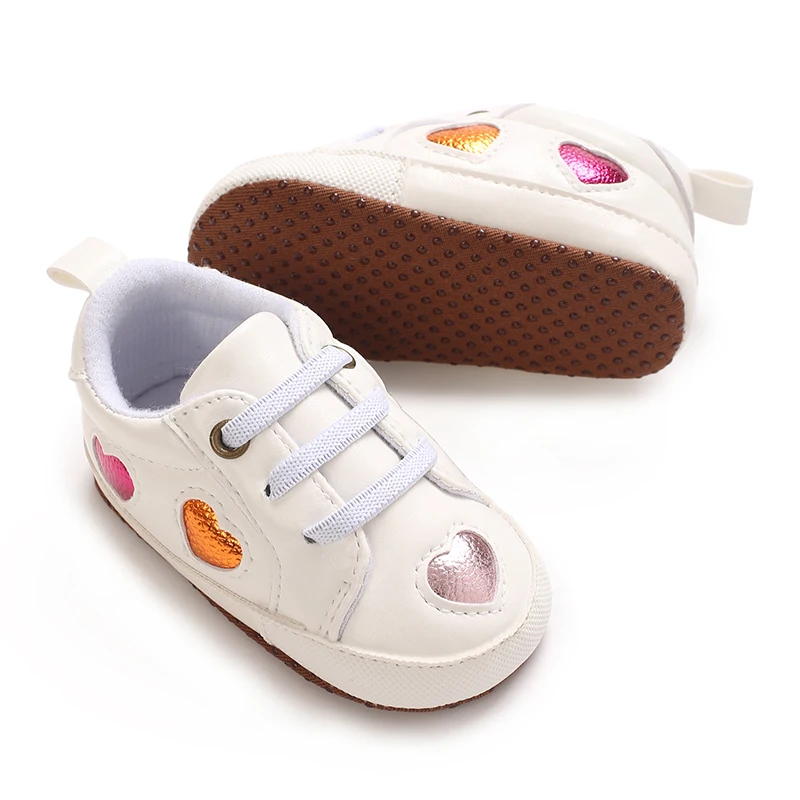 Modische neue weiße Schuhe für 0-1-Jährige, Sport- und Wanderschuhe für Babys, weiche Sohlen mit herzförmigen Verzierungen, Babyschuhe
