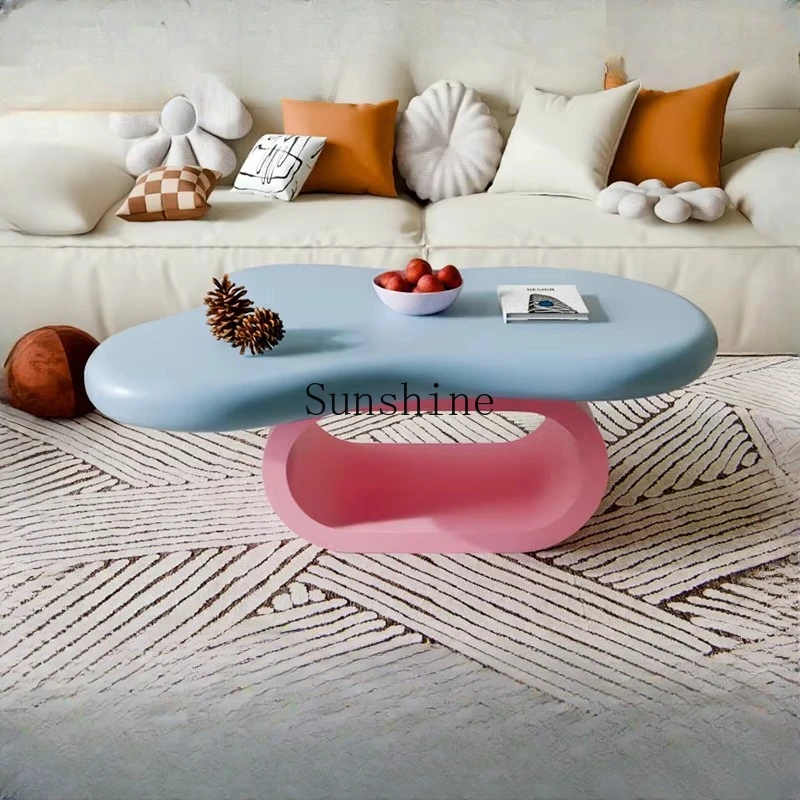 Dopamin-Wolken-Teetisch in einem Körper, der einen einfachen Wohnzimmertisch für kleine Wohnungen bildet Image