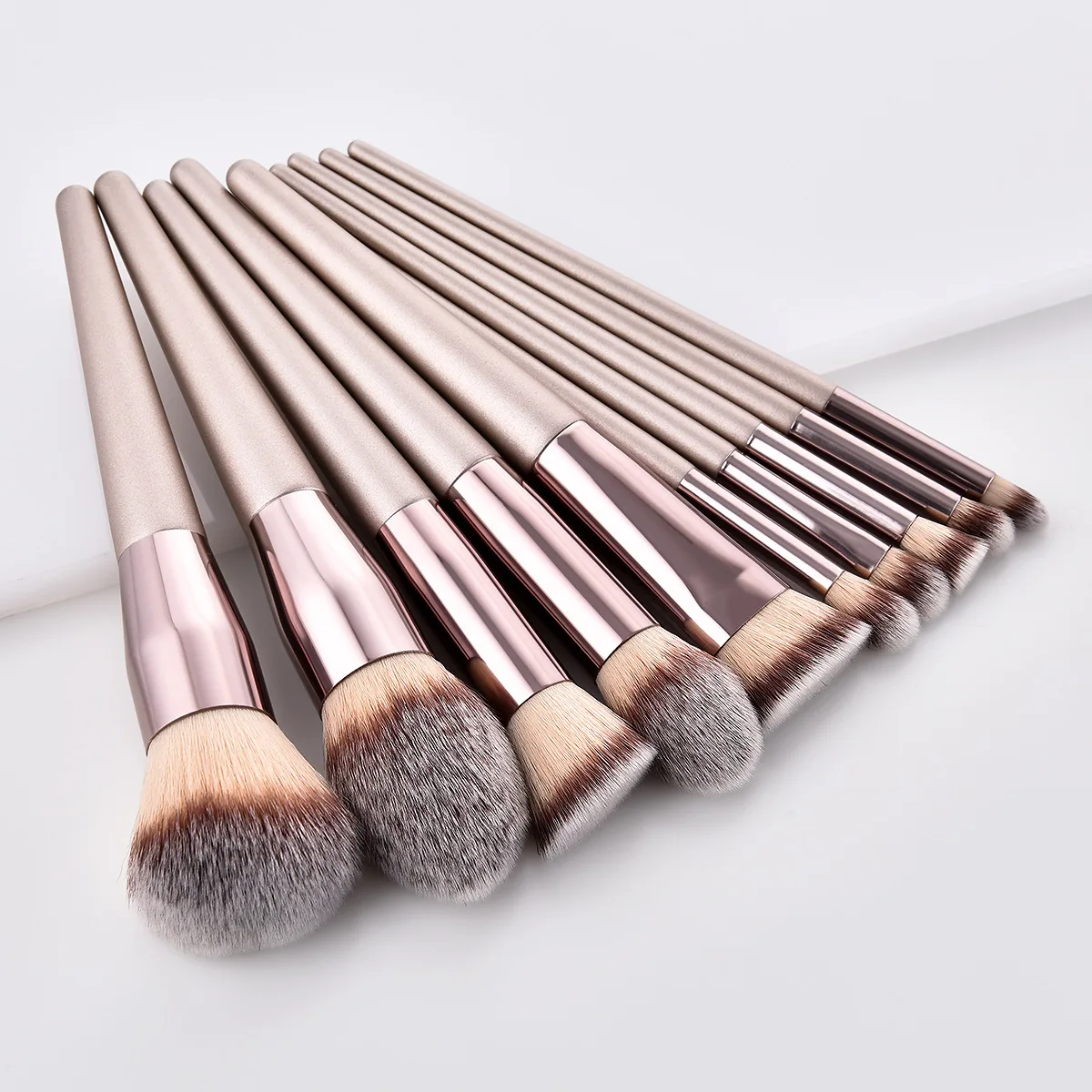 Set di pennelli per trucco champagne da 10 pezzi per fondotinta cosmetico in polvere, fard, ombretto Kabuki, pennello per trucco, strumento di bellezza