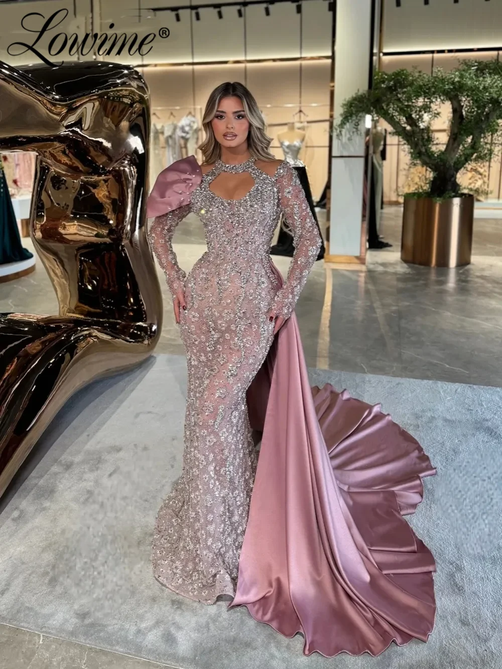 Elegantes Meerjungfrauen-Abendkleid in Staubrosa, maßgeschneidert, mit langen Ärmeln, funkelnden Kristallen, Ballkleid mit seitlicher Schleppe, arabisches Partykleid Image