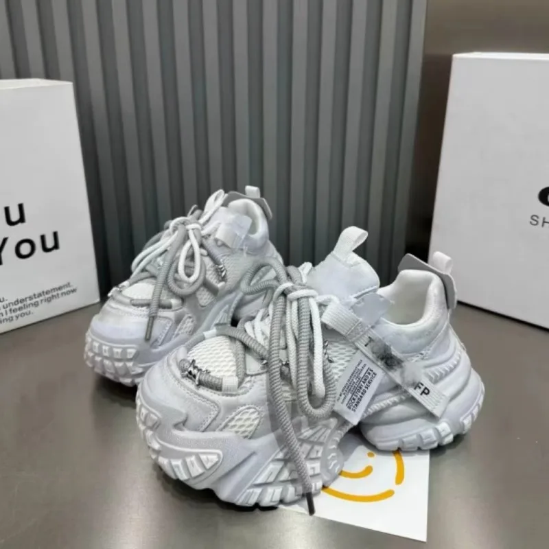 Papa-Schuhe, Damen-Ins, superheißer Schwamm-Kuchenriemen mit dicken Sohlen, Nieten, weiße Schuhe, vielseitige Freizeit-Sportschuhe für Damen von 6 cm