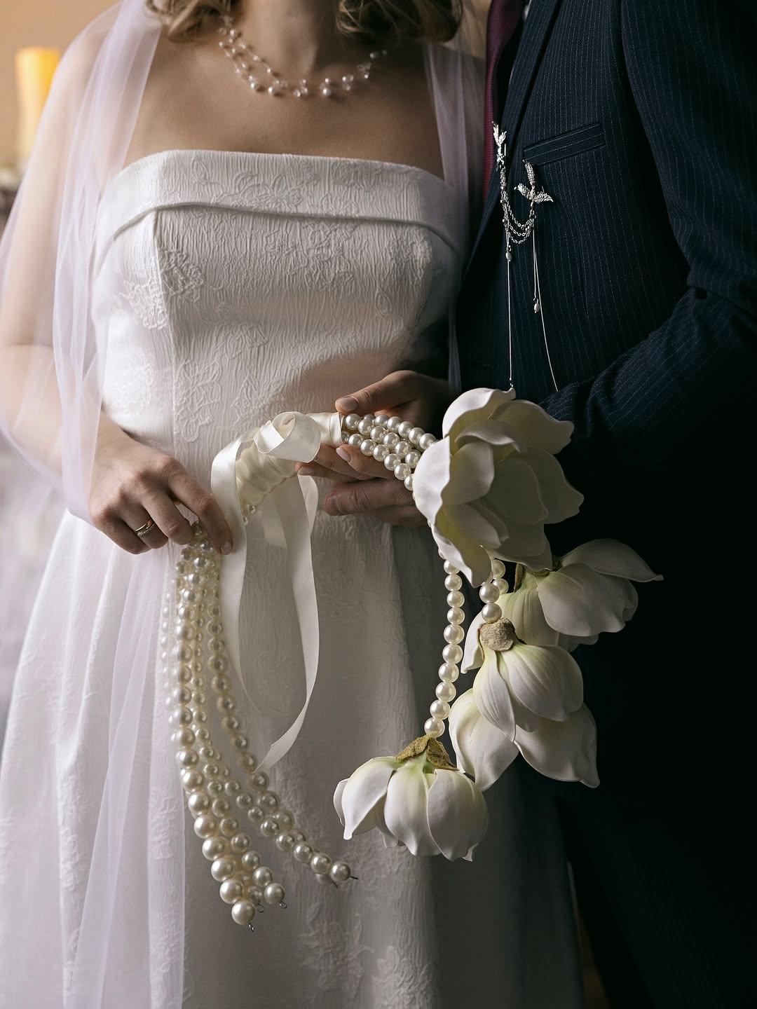 Bouquet da sposa di lusso con cerchio di perle di magnolia - Bouquet di fedi nuziali moderno - Perlen Brautstrauß