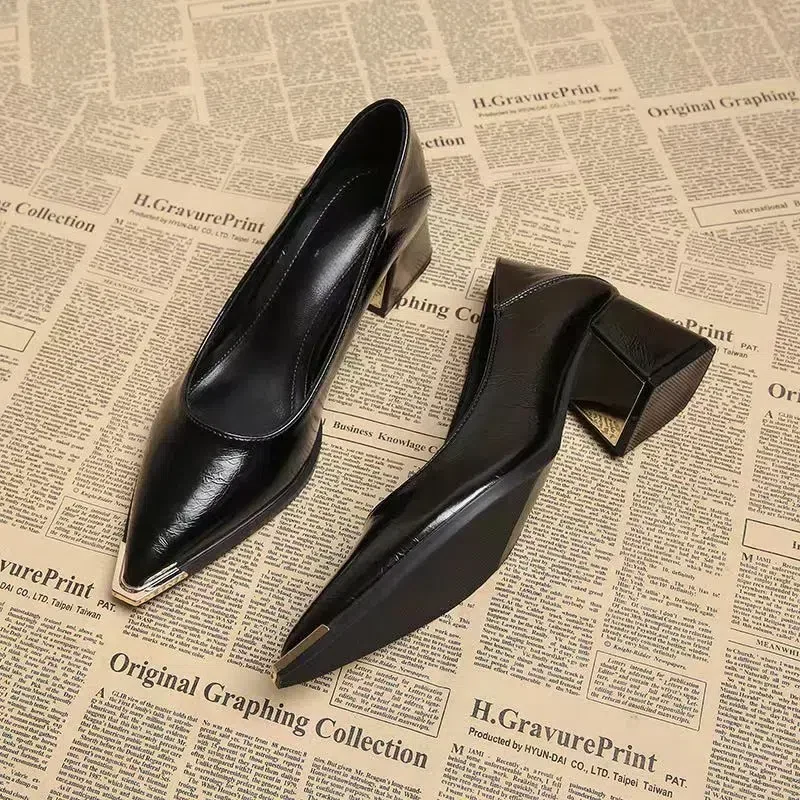 Schlichter, aber eleganter, spitz zulaufender, stilvoller Damenschuh. 2026 neues Modell. Modische und vielseitige Schuhe mit hohen Absätzen.