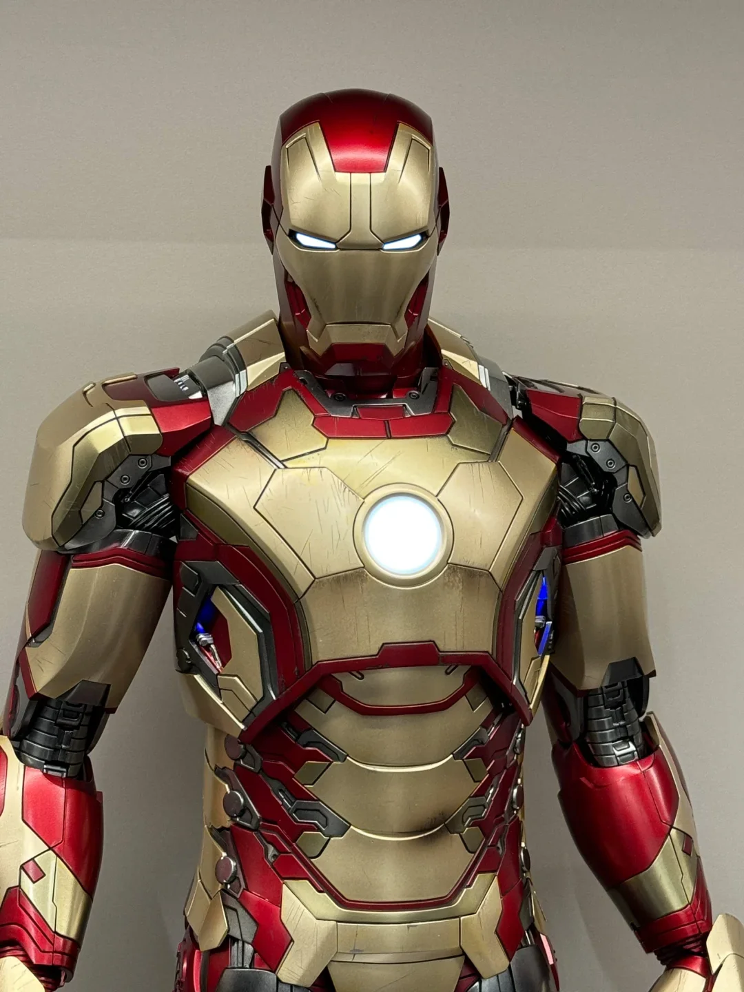 Neues Produkt auf Lager 1/4 Brandneue Marvel Iron Man Mk42 Statue in Rot-Gold-Farbschema Supercool mit Leuchteffekt Geschenk