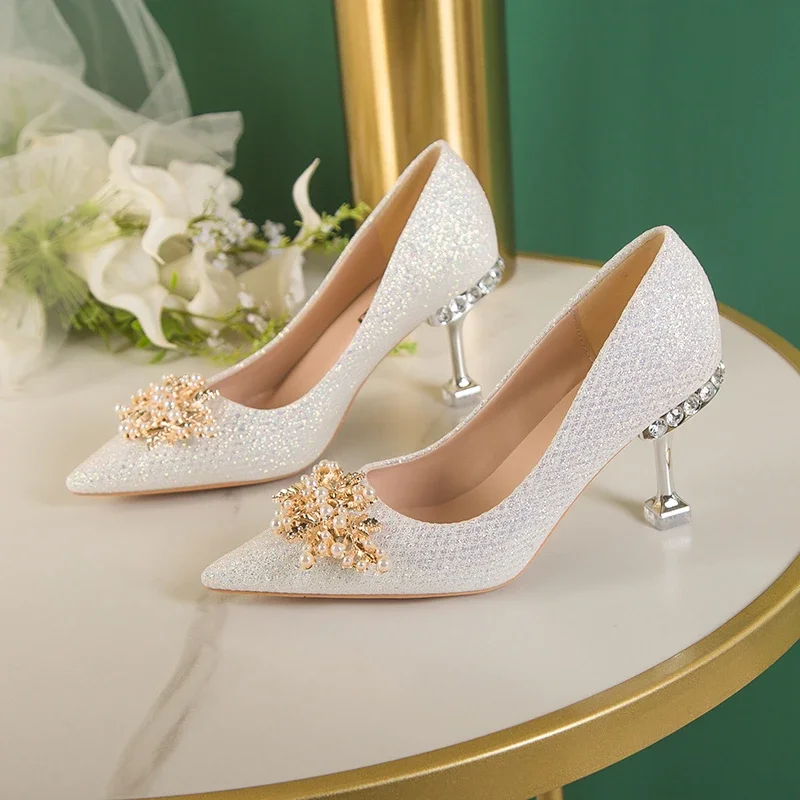 2025 neue Hochzeit Braut Strass Gold Mode High Heels Metall Schnalle Sexy Arbeitsschuhe 7 cm Große Größe Weibliche Schuh hohe Ferse