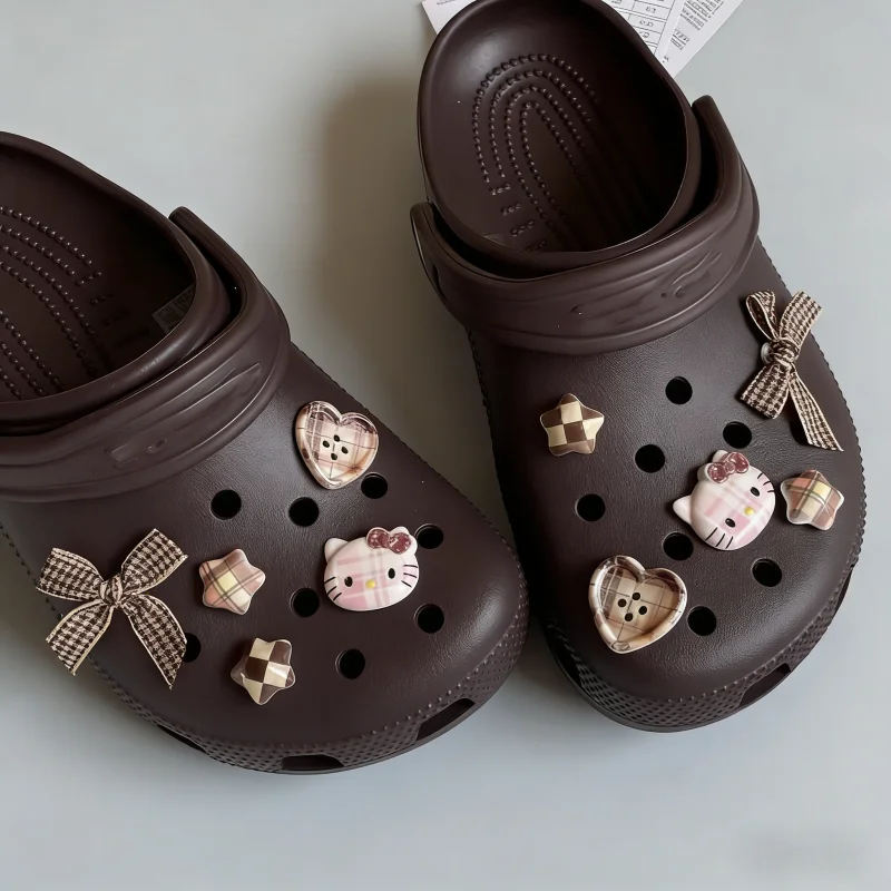 10 Stück Kawaii Karierte Hello Kitty Schuh-Charms Set Schleife Schuhdekorationen für Clogs Sandalen Niedliche DIY-Accessoires Party-Geschenke ﻿