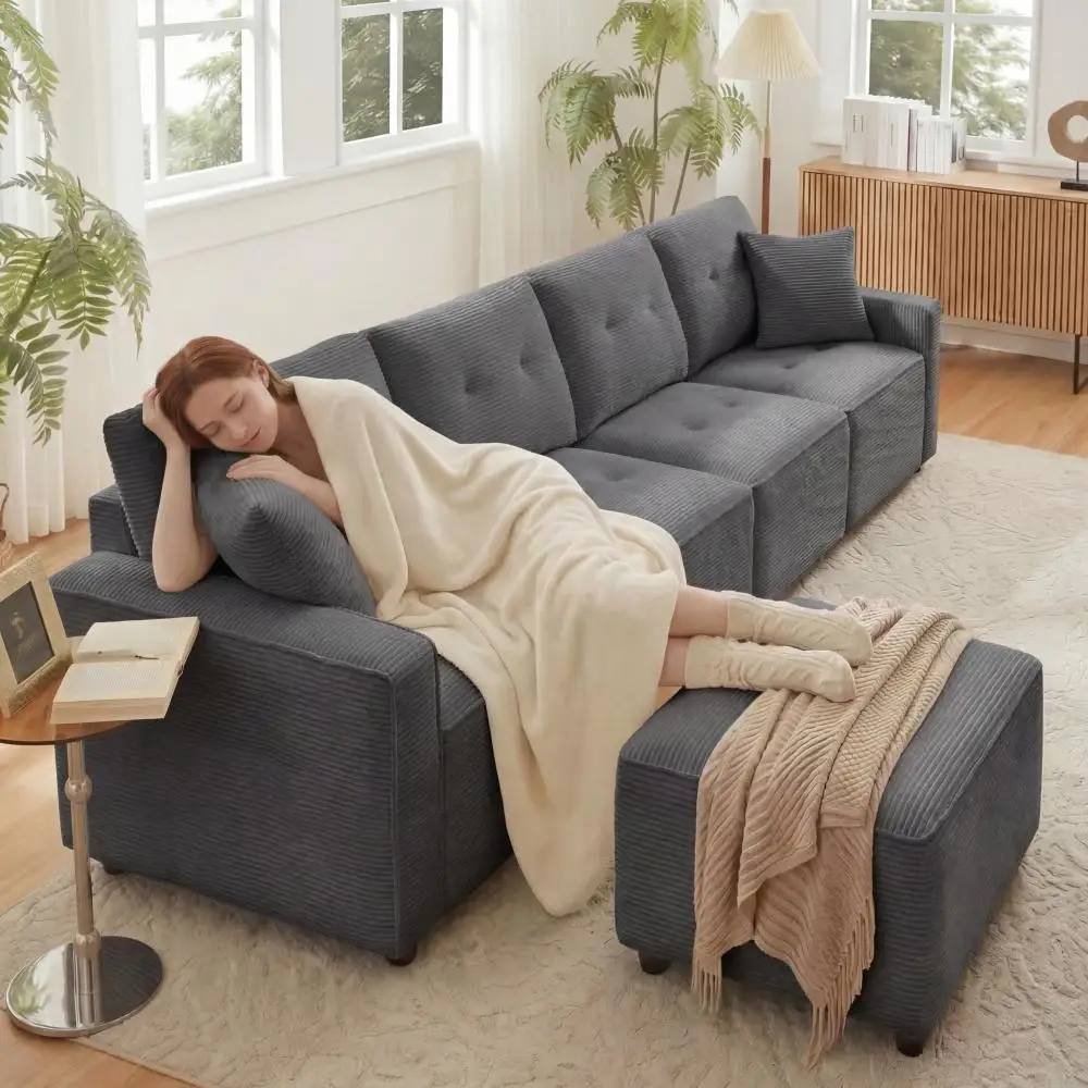 Gerades 4-Sitzer Cord-Sofa mit Stauraum unter den Sitzflächen, inklusive einem frei positionierbaren Hocker. Farbe: Grau