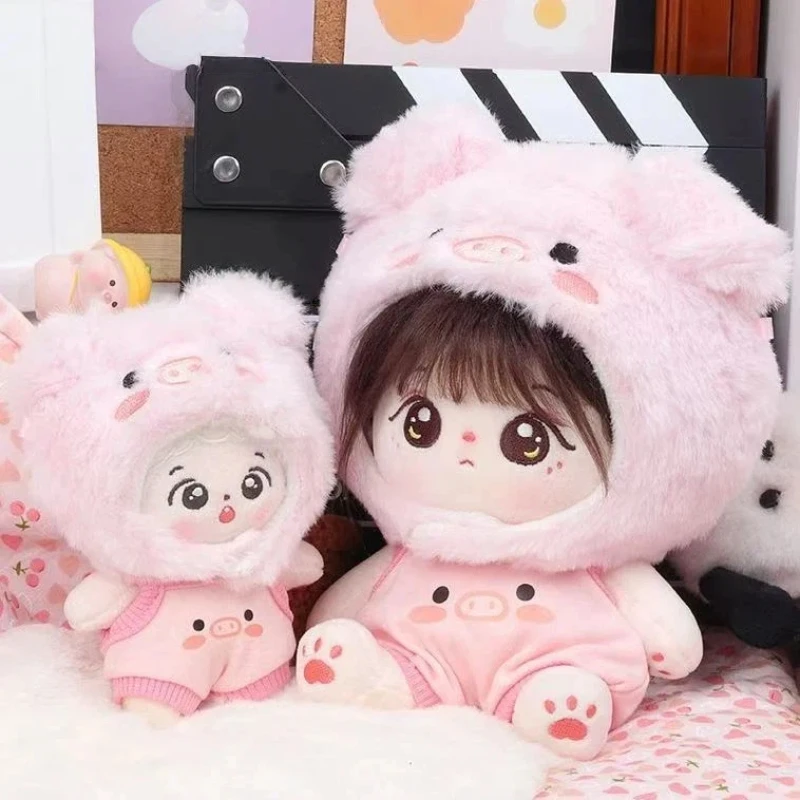 Für 10cm 20cm Baumwollpuppenkleidung: Rosa Schweinchen-Jumpsuit-Set mit Cartoon-Schweinchen-Hut – Süßes Puppen-Ersatzkleidungsset und Zubehör Image