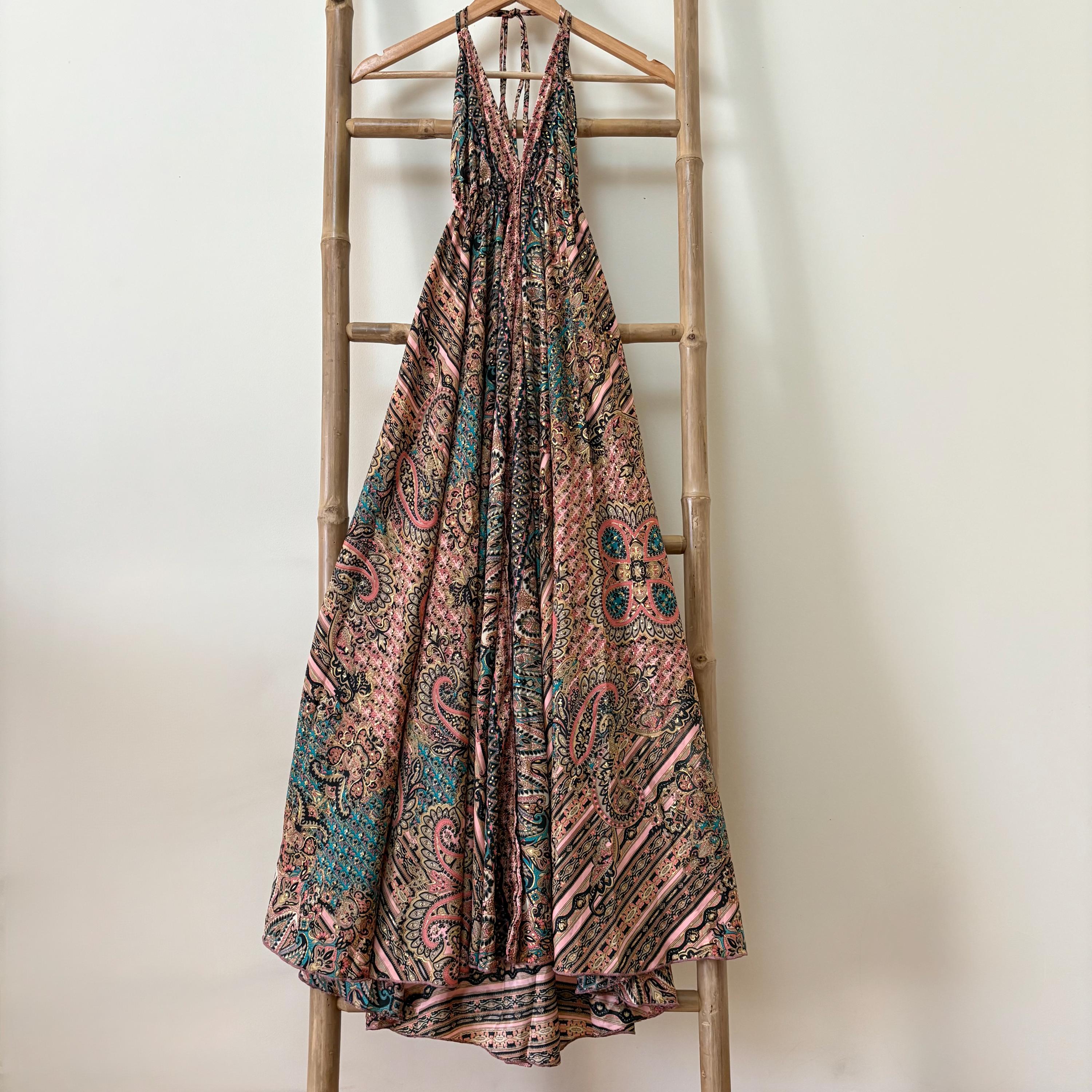 Abito boho-chic con schiena scoperta, abito lungo leggero con scollo all'americana, abito maxi svolazzante, abito lungo per festival estivi.