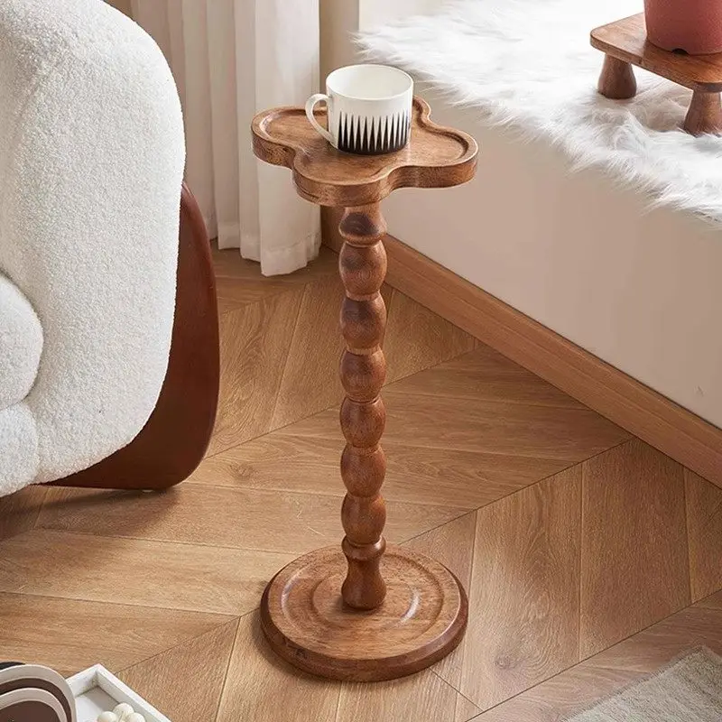 Kleeblattförmiger Massivholz-Beistelltisch, schmaler Walnuss-Beistelltisch für die Kaffee-Ecke, schmaler Nachttisch für kleine Räume mit kugelförmigem römischem Design