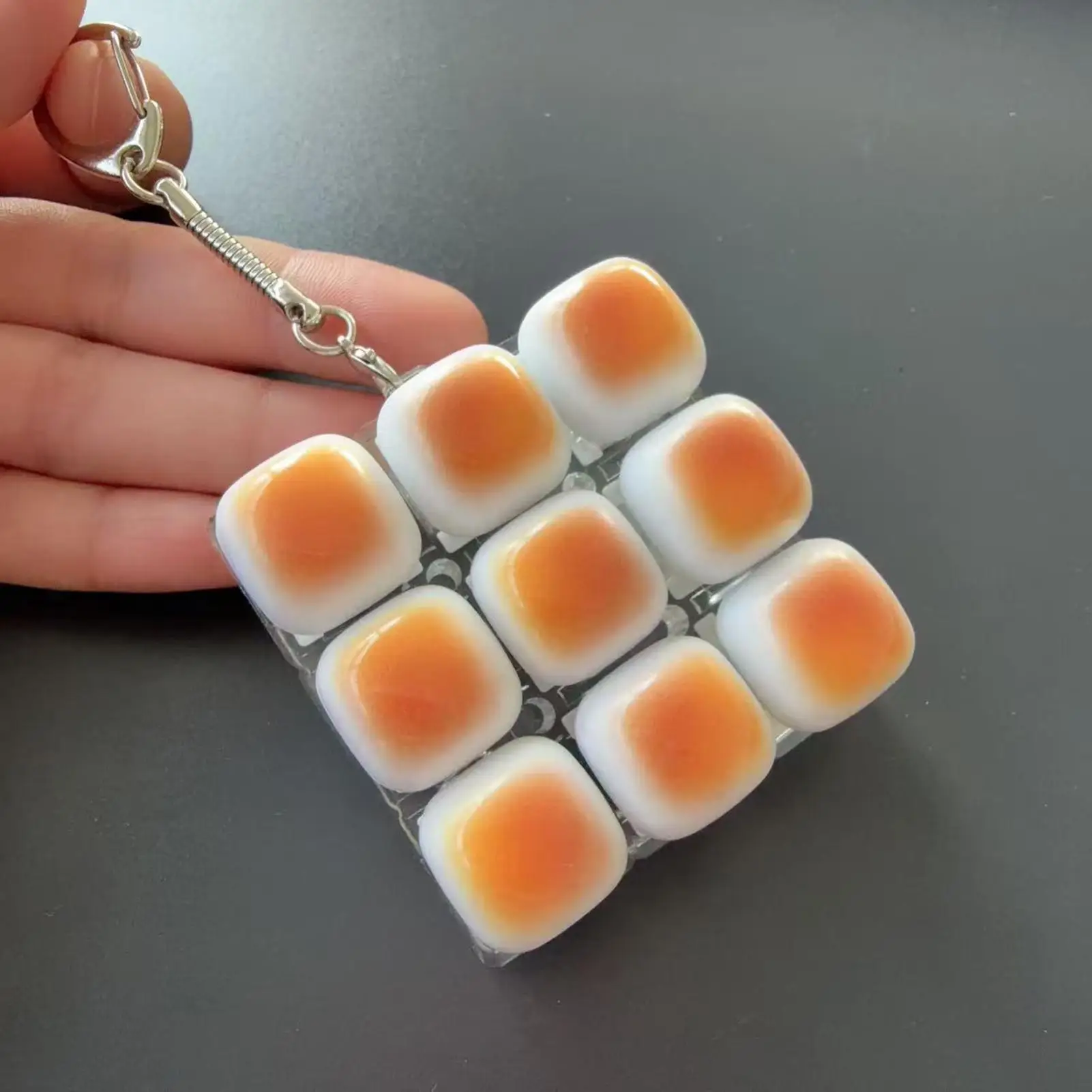 1 Stück Karamell-Brot-Fidget-Schlüsselanhänger, Tasten- und Finger-Tastaturkappen, DIY-Tastatur-Stressabbau-Quetsch-Fidget-Spielzeug Image