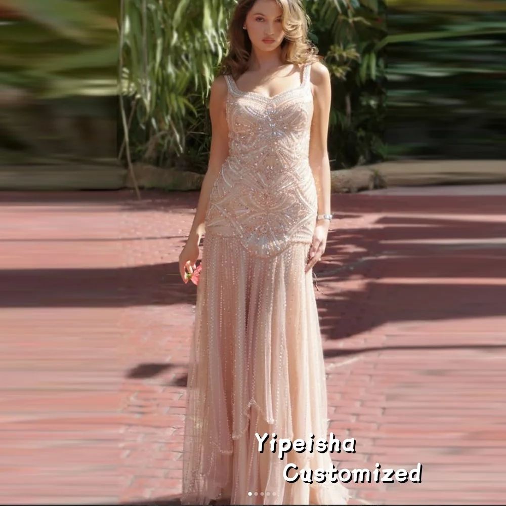 Maßgeschneidertes luxuriöses, nudefarbenes Abendkleid mit Spaghettiträgern und Perlenbesatz, elegantes A-Linien-Kleid für formelle Anlässe und Abschlussbälle. Image