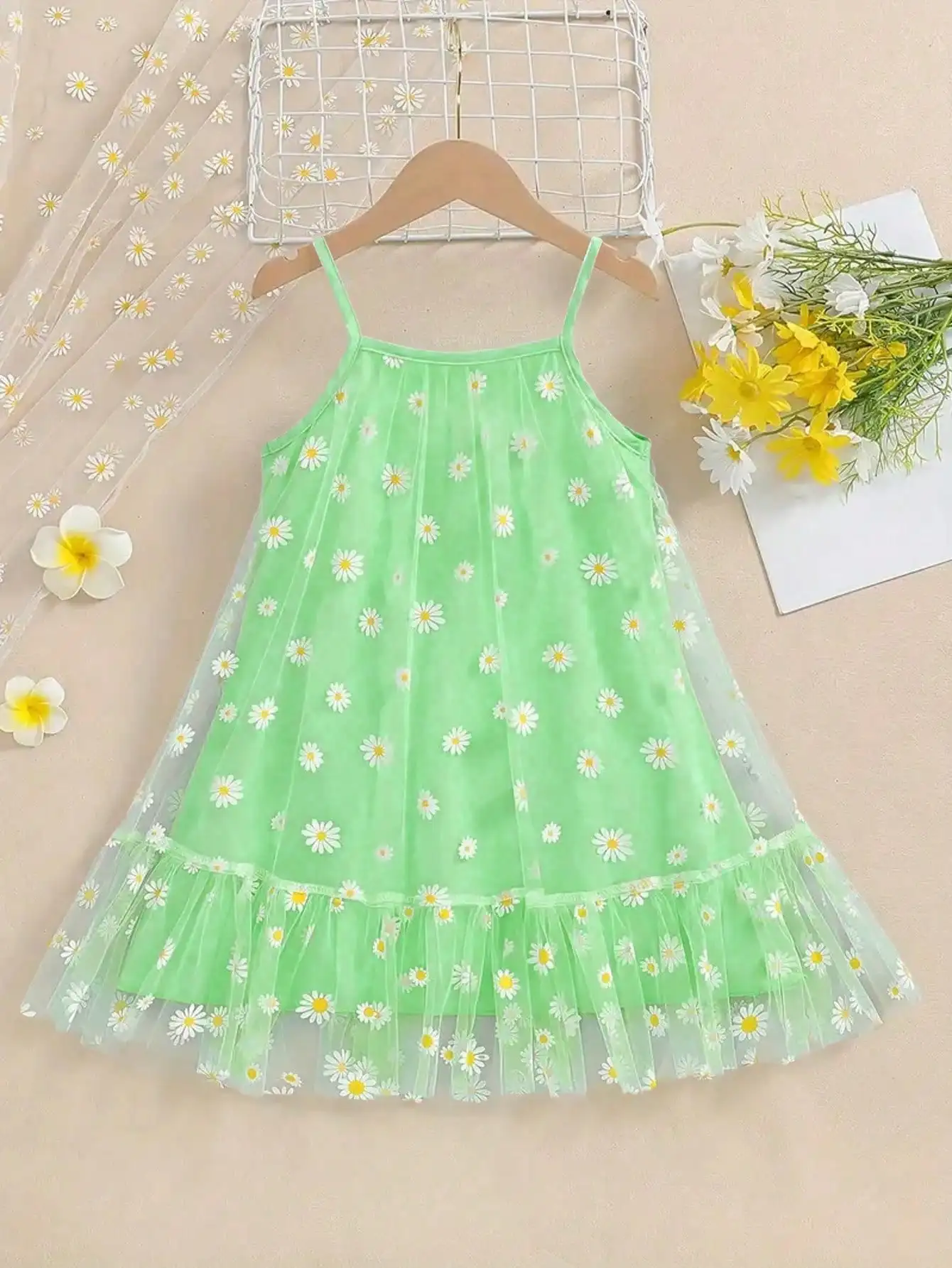 Gelb-grün-blauer Gänseblümchen-Mesh-Jumpsuit mit Lagen - eleganter Rüschensaum, perfekt für Sommerpartys und Freizeitkleidung.