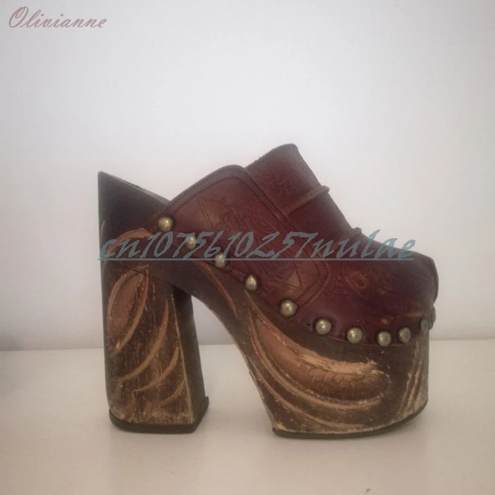 Braune Retro-Stil Damenpantoletten mit seitlichen runden Nieten, klobigem High-Heel und Plateau – Sexy Damenschuhe für den Sommer 2026