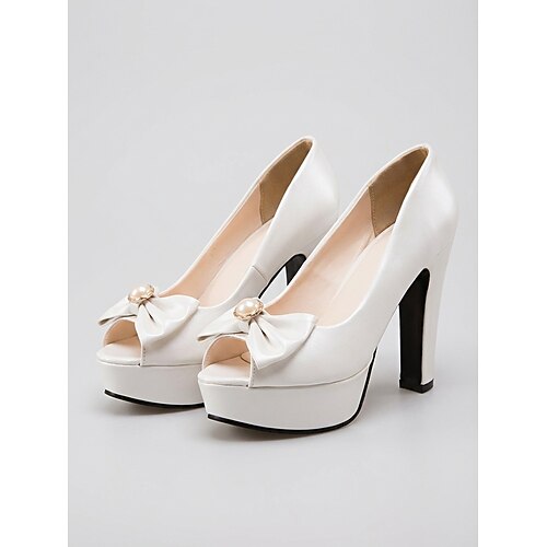 Weiße, elegante Plateau-Sandalen mit offener Zehenpartie und Schleifendetail für die Braut, perfekt für eine Hochzeit in der Stadt Empfang Image