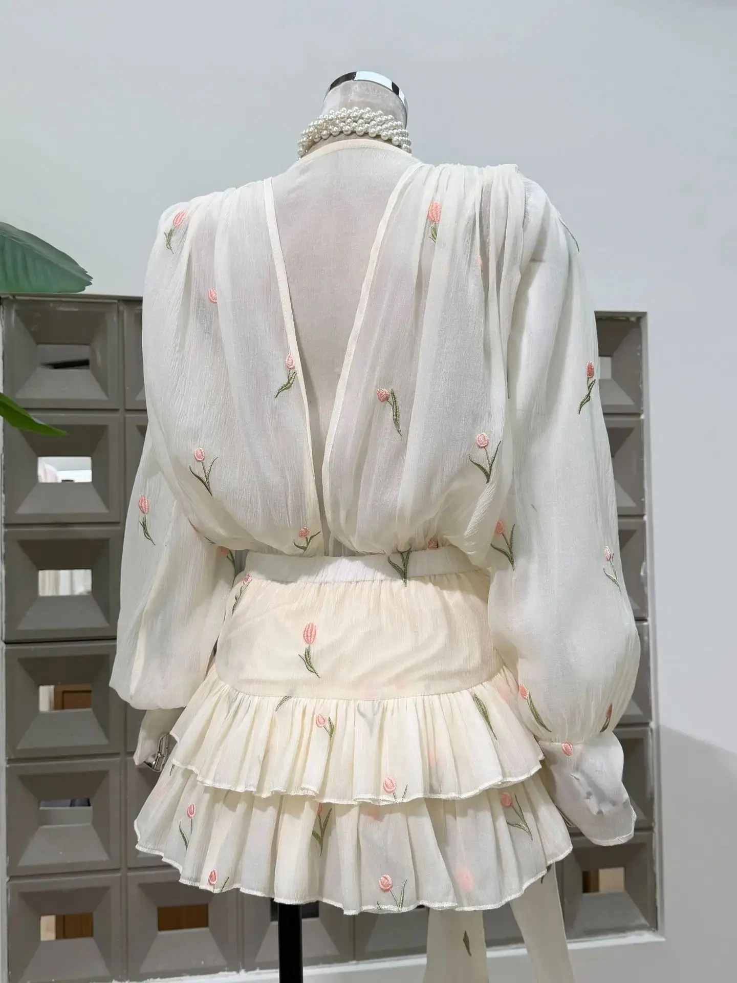 Neu eingetroffen: Elegantes, lockeres, besticktes Freizeitkleid mit kurzen Laternenärmeln, Knopfleiste, V-Ausschnitt und Rüschen – perfekt für Geburtstage und Partys Image
