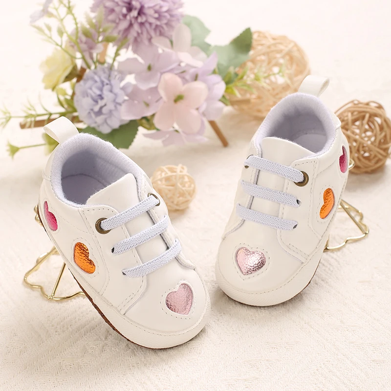 Modische neue weiße Schuhe für 0-1-Jährige, Sport- und Wanderschuhe für Babys, weiche Sohlen mit herzförmigen Verzierungen, Babyschuhe
