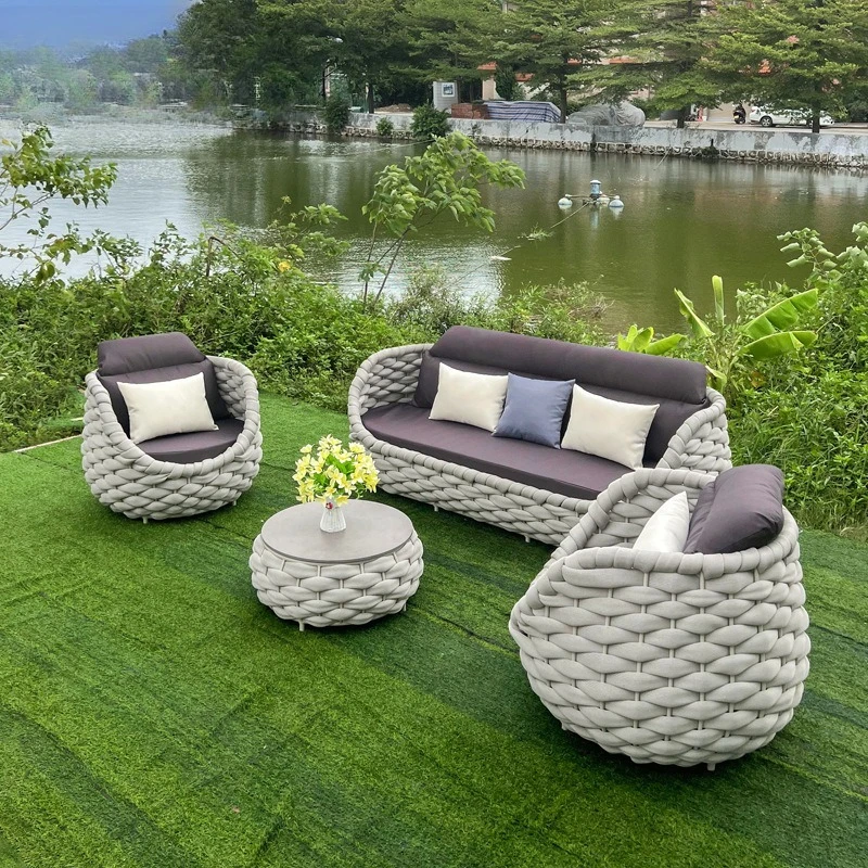 Gartenmöbel-Set aus Rattan für den Außenbereich, geeignet für Villa, Terrasse, Hotel, Ferienhaus, Balkon, bestehend aus einem Sofa, einem Sessel und einem Kaffeetisch.