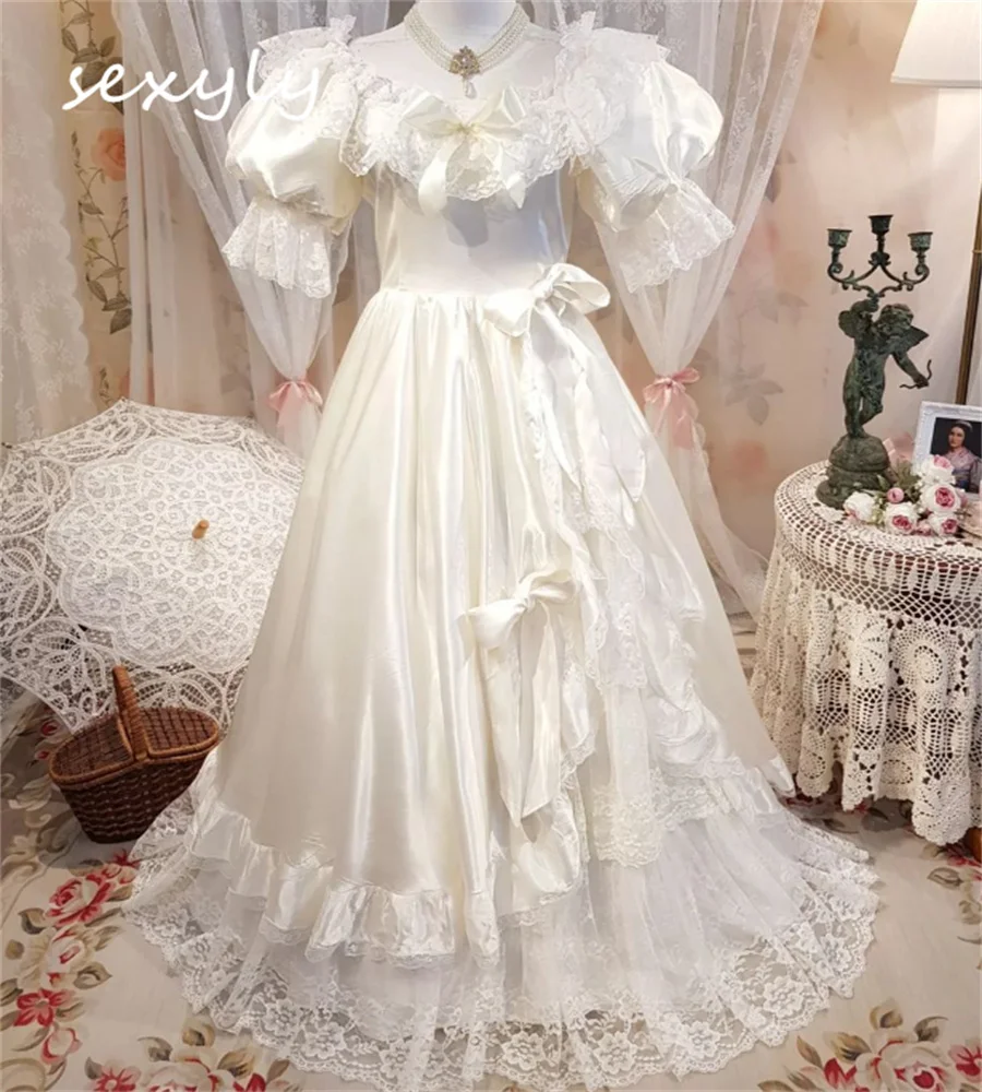 Abito da sposa gotico da fata rinascimentale Crema medievale Una linea a maniche corte in pizzo Boho Cosplay Abito da sposa vittoriano personalizzato