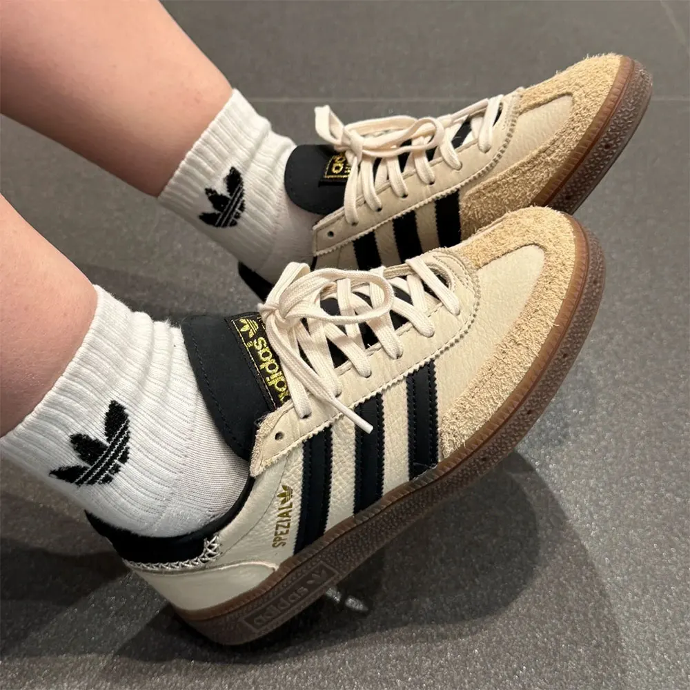 adidas Originals HANDBALL SPEZIAL Weiße Low-Top-Sneaker für Damen mit abgerundeter Spitze für Komfort und Wärme IE3698 Image