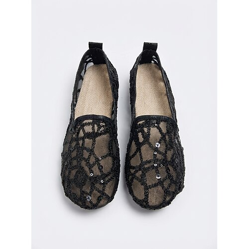 Elegante schwarze Espadrilles aus Mesh für Damen – atmungsaktive, flache Schuhe mit Paillettenspitze und weicher Sohle, ideal für Kreuzfahrten und Luxusyachten. Sommer-Resort-Outfits Image
