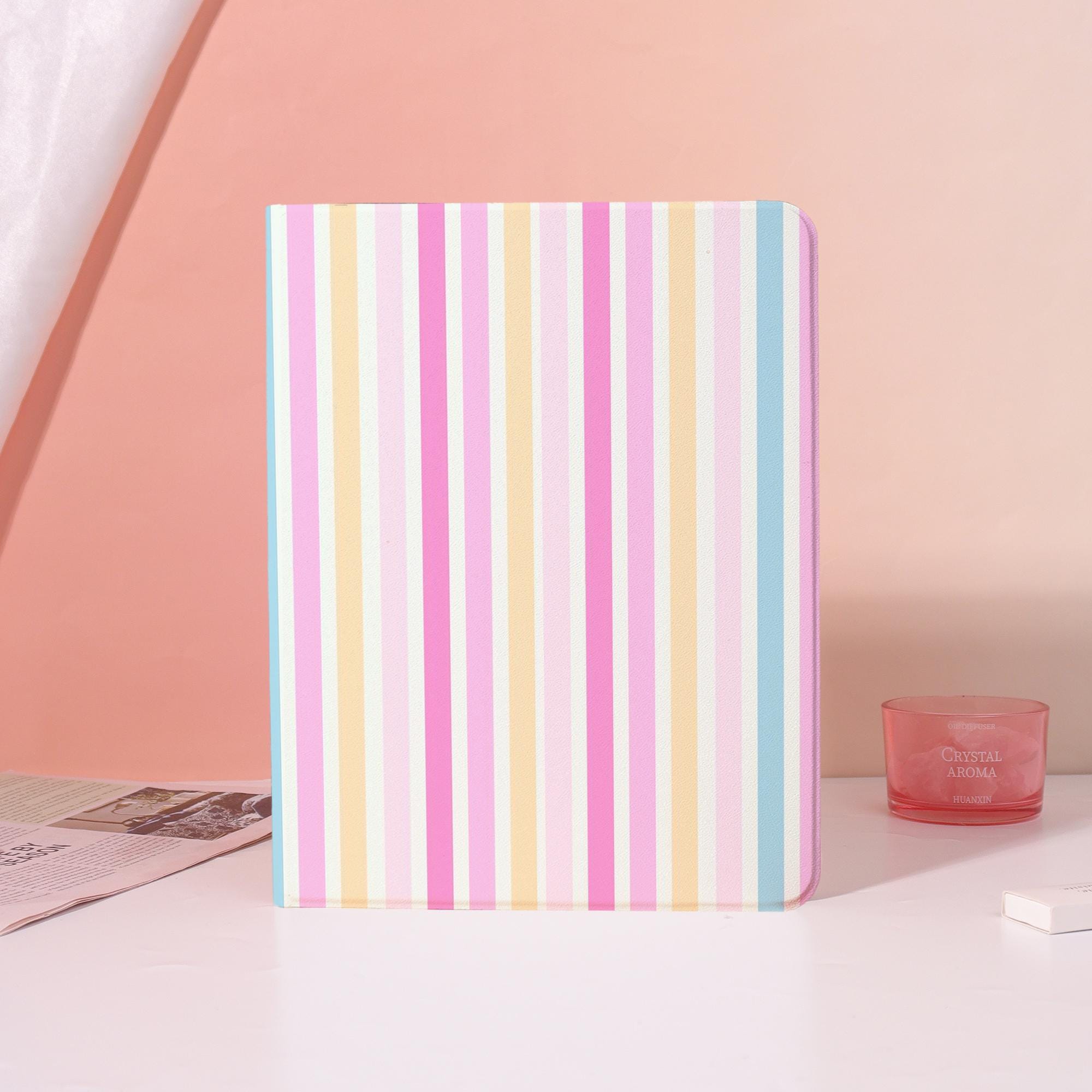 "Pink Stripes iPad Hülle mit Pen Slot, passend für iPad Air2026, iPad 11/10/9, iPad Pro 11\"13\", iPad Air 7/6, iPad Mini 6/7, Custom iPad Case"
