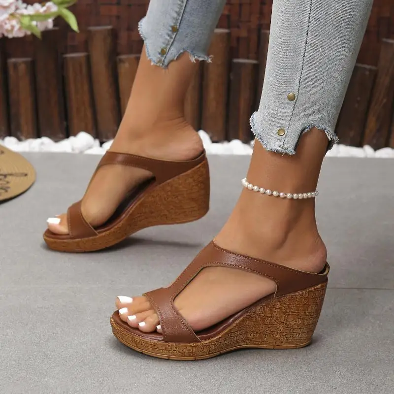 Retro Braun Pu Schmale Band Rutschen Frauen 2025, Sommer Mode Runde Kappe Keilabsatz Hausschuhe Elegante Weiche Sohle Schuhe Plus Größe 43