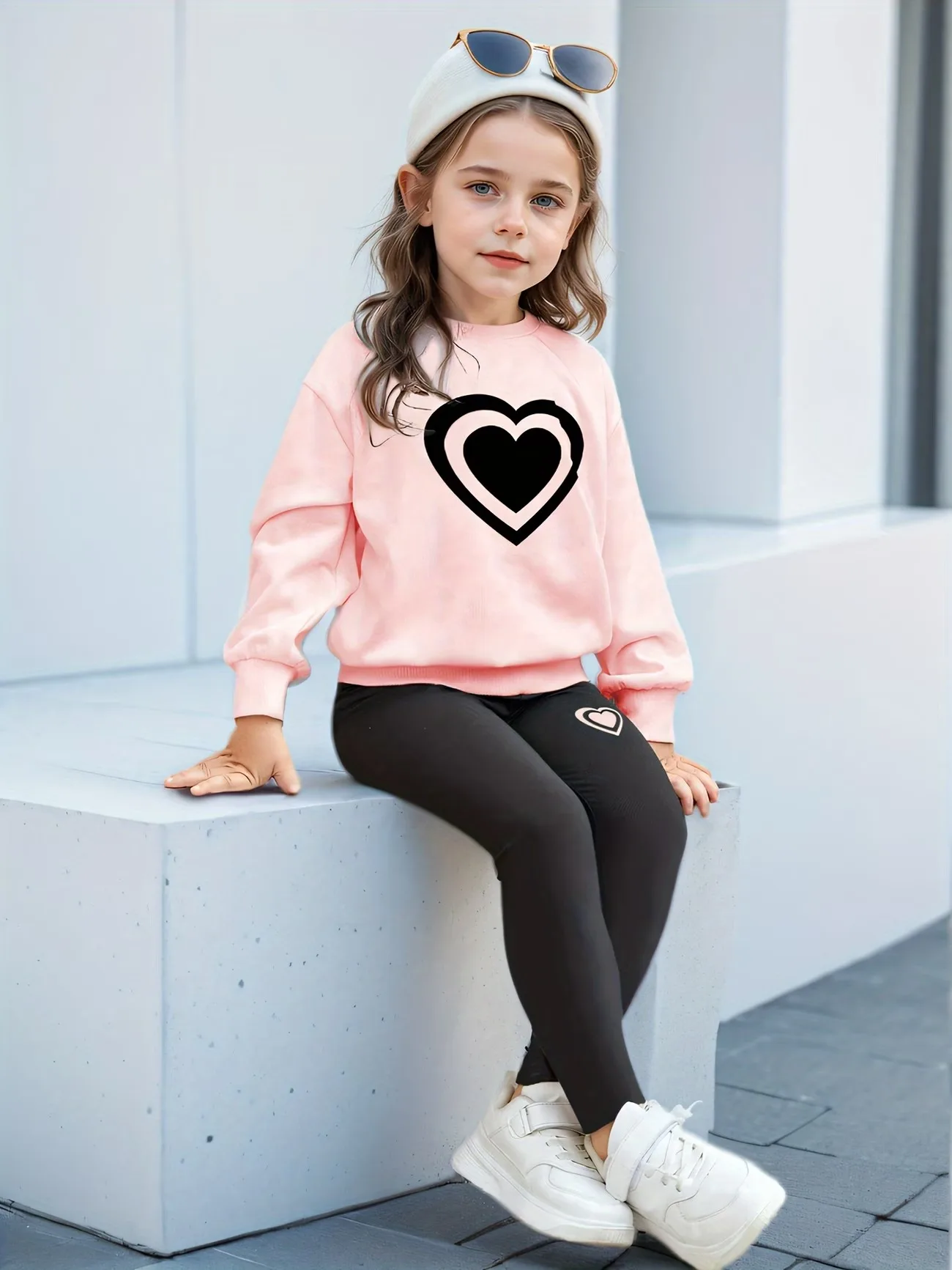 Modisches Mädchen 2er-Pack Herz-Grafik Sweatshirt-Set Schwarzes Rundhals-Oberteil & Leggings Street-Style Kleidung Image