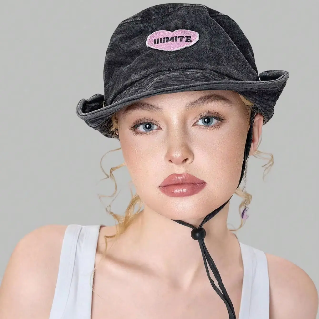 Unisex-Sonnenhut mit süßer und cooler Herz-Stickerei in Rosa mit winddichtem Riemen, geeignet für den Strand im Freien, Cowboyhut Y2K Music Fest Image